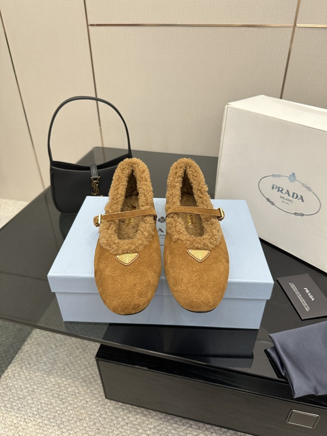 NO:577431,Prada 25 hot Mary Jane shoes · Various bloggers have shown off · Customized imported sheep leather is super comfortable, soft and fashionable, and can wake up the colorful summer · Not picky at all and can be matched with gold · Invincible and versatile · Just buy it (the Y version develops customized sheep leather/silk, plaid version, midsole and sole are all molded from the Y version) The upper is customized and imported from Yangjing, the lining is imported lamb wool, the sole is ZP molded outsole  Size 35-39 (40, 41 customized, non-refundable) (full set of packaging), fur shoes, prada, mary jane, sheepskin, real silk, sheep, gold19860909普拉达25火爆玛丽珍鞋 ·各路博主纷纷亮出·定制进口绵羊皮超级舒适柔软时髦得来又能唤醒夏日缤纷·一点都不挑人又可以搭配黄金搭配·无敌百搭·买就对了（Y版开发定制绵羊皮/真丝、格版、中底、鞋底全部是Y版开模的） 鞋面定制进口羊京 内里进口羊羔毛 鞋底ZP开模塑型大底 码数35-39(40,41定做不退换)（全套包装）,毛毛鞋,prada,mary jane,sheepskin,real silk,sheep,gold,Women's Shoes