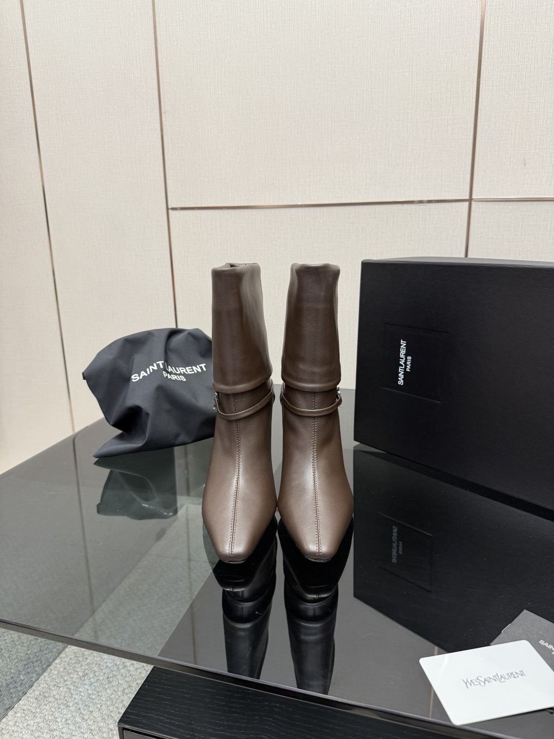 NO:578172,[Saint Lauren YSL Saint Laurent] Exclusive version of side zipper short boots!  The latest autumn and winter styles!  A must-have for every outfit!  How lonely it is to be invincible. Come to me if you don't look thin, and it's a hot item that will turn heads!  The materials are imported cowhide from the United States, domestic cashmere from Xinjiang, top-grade crystal sheepskin lining, and Italian genuine leather outsole. Size 35~39 standard size (40 and 41 are custom-made, non-refundable and non-exchangeable), boots, saint laurent, saint laurent, saint laurent, boots, cowhide, sheepskin, Leather soles19860909【Saint Lauren YSL圣罗兰】 侧拉链小短靴独家版！ 最新秋冬款！百搭必选款！无敌是多么寂寞,不显瘦来找我,重度回头率爆款！ 材料采用美国进口牛皮,新疆国产羊绒, 顶级水晶羊皮内里 、意大利真皮大底. 码数35～39 标准码（40、41定做不退不换）,靴子,saint laurent,saint laurent,saint laurent,boots,cowhide,sheepskin,Leather soles,Women's Shoes