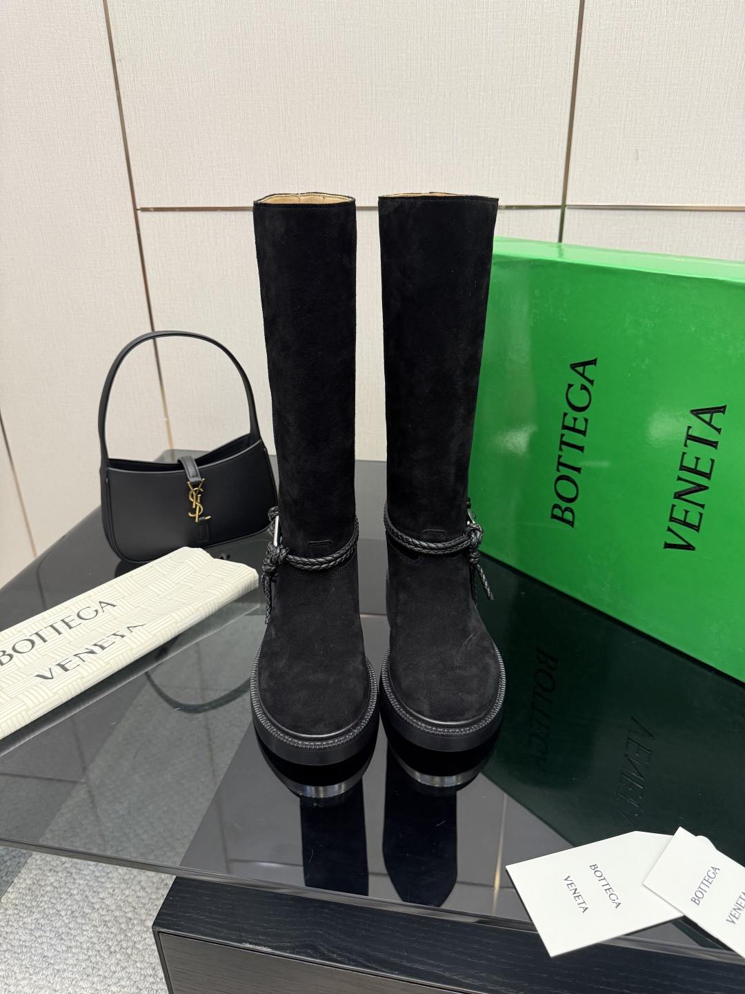 NO:592331,BOTTEGA VENET* Benchmarking and matching. The hardware is the same as the original version. Please compare with the official picture. BV slip-on knight boots. The hardware is the same. Use calfskin imported from Spain (can be compared in the market). Bangladesh water-dyed cowhide. Original one-to-one method. Same hardware. 11 knots. Original purchase and disassembly. Black. High mercerized cow suede. Another popular trend today. Ceiling. Versatile.  Original Italian genuine leather combination outsole (can be compared with the market) Designed with care, never sloppy, durable and comfortable. The upper material is made of the same calfskin as the original. The material is soft and smooth. Hand-stitched design. Sexy and comfortable. Hand-stitched craftsmanship. The inner lining of the foot pad is made of cowhide, which is comfortable and high-end. The nailed outsole is made of the original mold. The same genuine leather outsole is benchmarked. Original packaging is used. The shoe bag is printed with an adhesive logo process. The most high-end in the market. Hot melt glue is used to shape the toe.  The heel is easy to rebound and does not deform. The high heel series is wrapped with fabric technology. The upper stitching is made by an Italian computer needle machine. The workmanship is fine. The original packaging is selected. 35 36 37 38 39 40 41 42 43 (40 41 42 43 customized), boots, bottega veneta, bottega veneta, boots, cowhide, Leather soles19860909BOTTEGA VENET*  对标对版 五金原版一致 请对比官图 BV一脚蹬 骑士靴 五金对版 一致 选用西班牙进口小牛皮（可市场对比） 孟加拉 水染 牛里皮 原版一比一做法 一致五金 11 绳结 原版购入拆解 黑色 高丝光牛反绒皮 当今流行的又一趋势 天花板啦 百搭 原版一致意大利真皮组合大底（可市场对比） 用心设计 绝不马虎 耐穿舒适 鞋面材质选用同原版的小牛皮 材质柔软顺滑 手工缝制 设计 性感舒适 手工缝制工艺 垫脚内里选用牛皮内里舒适高端 打钉大底选用原版开模 一致真皮大底  对标对版 选用原版包装 鞋子布袋采用印胶logo工艺 市场最高端 采用热熔胶定型鞋头 后跟 易回弹不变形 高跟系列 包面料工艺 鞋面车线选用意大利电脑针车 做工精细 选用原版包装  35 36 37 38 39 40 41 42 43 （40 41 42 43定制）,靴子,bottega veneta,bottega veneta,boots,cowhide,Leather soles,Women's Shoes