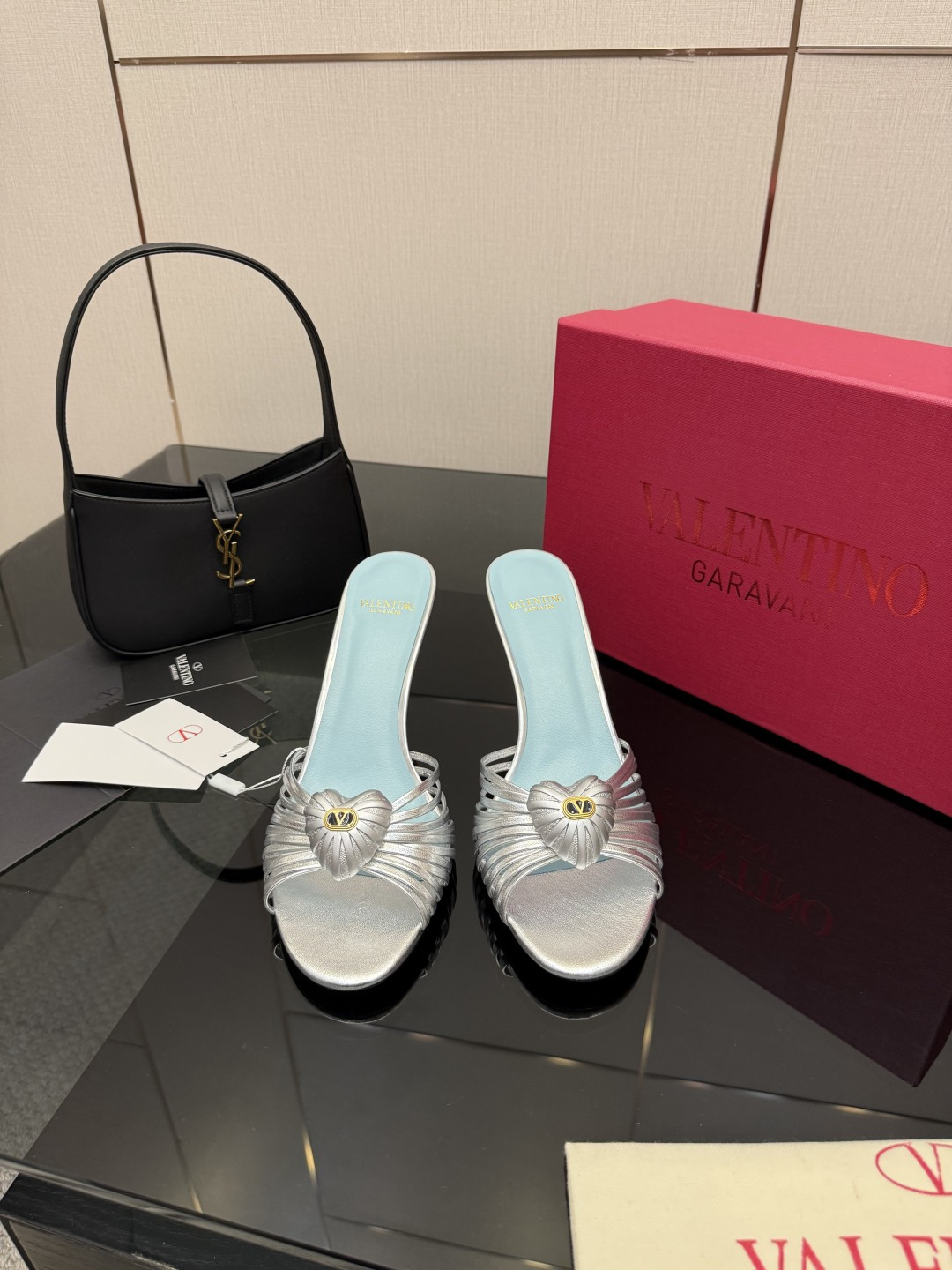 NO:592325,Valentino Valentino's hottest new product in 2025. The new sandals are also easy to wear... The latest logo buckle and sexy pointed toe are perfectly combined, which is simply the peak of summer fashion. Original replica. Upper cowhide leather. Foot pads. Sheepskin outsole. Italian genuine leather outsole. Size 35-39 (40 41 42 customized, non-returnable and non-exchangeable), high-heeled shoes and slippers, valentino, valentino, sandals, high  heels,slippers,cowhide,sheepskin,Leather soles19860909Valentino 华伦天奴 2025最火爆新品 新款凉鞋也太好穿啦... 最新logo饰扣 与性感尖头完美结合简直是夏天时髦巅峰原版复刻 鞋面牛皮 垫脚羊皮 大底意大利真皮大底 码数 35-39（40 41 42 定制不退不换）,高跟鞋拖鞋,valentino,valentino,sandals,high heels,slippers,cowhide,sheepskin,Leather soles,Women's Shoes