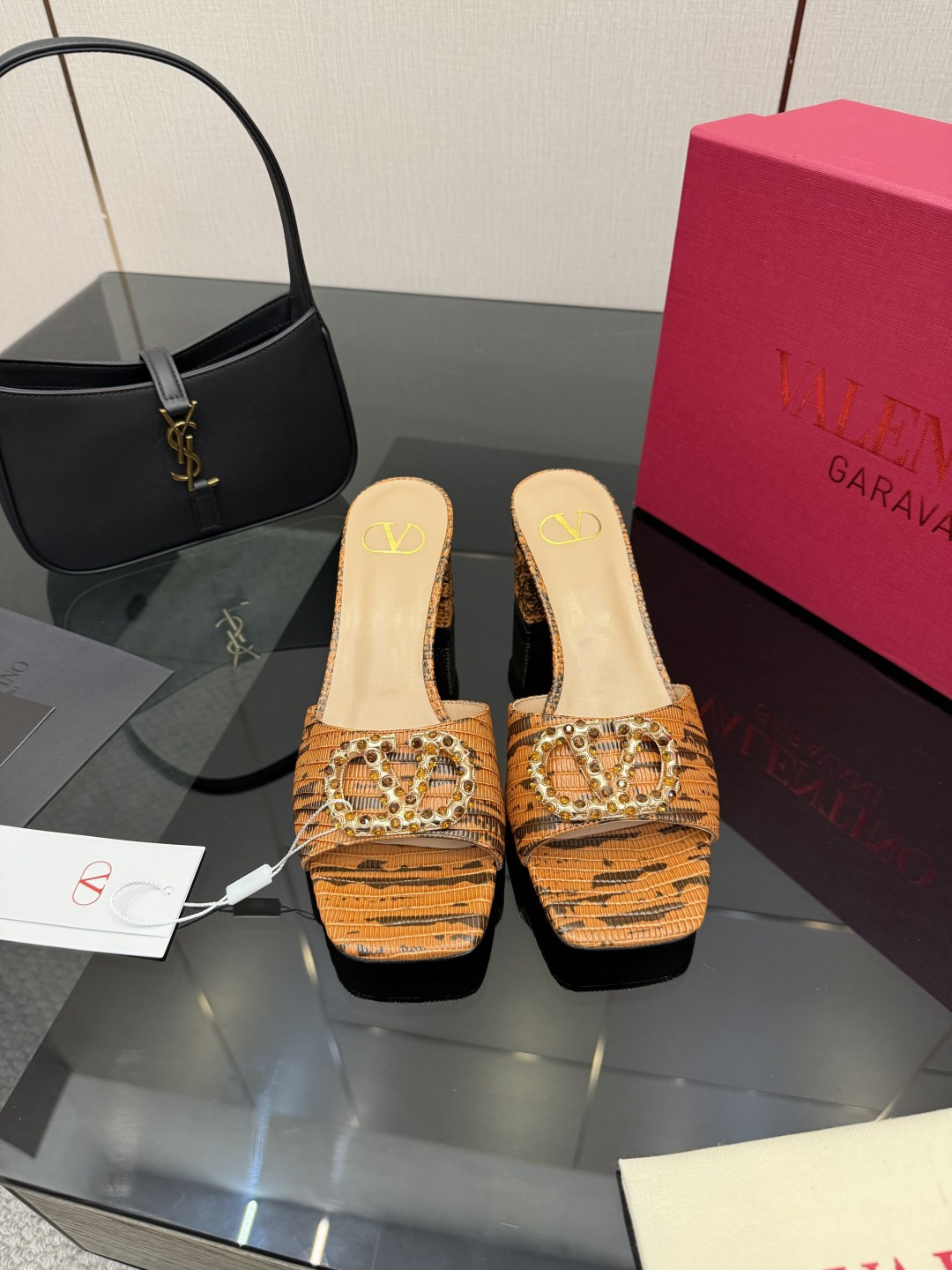 NO:592328,High version of Valentino, Valentino crystal thick heel and half drag, high heel, sandal, beautiful texture, very easy to match, can be worn in any season. This series of Valentino interprets a new fashion charm. It continues the ultra-high heel design, which is favored by well-known overseas bloggers. Millions of fan bloggers love it, and it sells well at home and abroad. It is out of stock in China, and the top version has candy color matching, every color is beautiful. The upper is cowhide, the lining is imported sheepskin, and the sole is genuine leather.  Heel height 5.5cm/flat bottom, full set of original packaging, size 35-43 (40.41.42.43 non-returnable, non-exchangeable), high heels and slippers, valentino, valentino, sandals, high heels, slippers, cowhide, sheepskin, Leather soles19860909高版本Valentino 华伦天奴水晶粗跟半拖 高跟 凉鞋 绝美的质感 非常好搭配,任何季节可穿 华伦天奴此系列演绎全新时尚魅力 延续超高跟设计,深得海外知名博主青睐 千万粉丝博主倾情演绎,畅销海内外 国内已经断货,顶级版本 糖果色配色,每个颜色都是绝美 鞋面牛皮 内里进口羊皮 鞋底真皮大底 跟高5.5cm/平底 包装全套原版包装 码数35–43（40.41.42.43不退不换）,高跟鞋拖鞋,valentino,valentino,sandals,high heels,slippers,cowhide,sheepskin,Leather soles,Women's Shoes