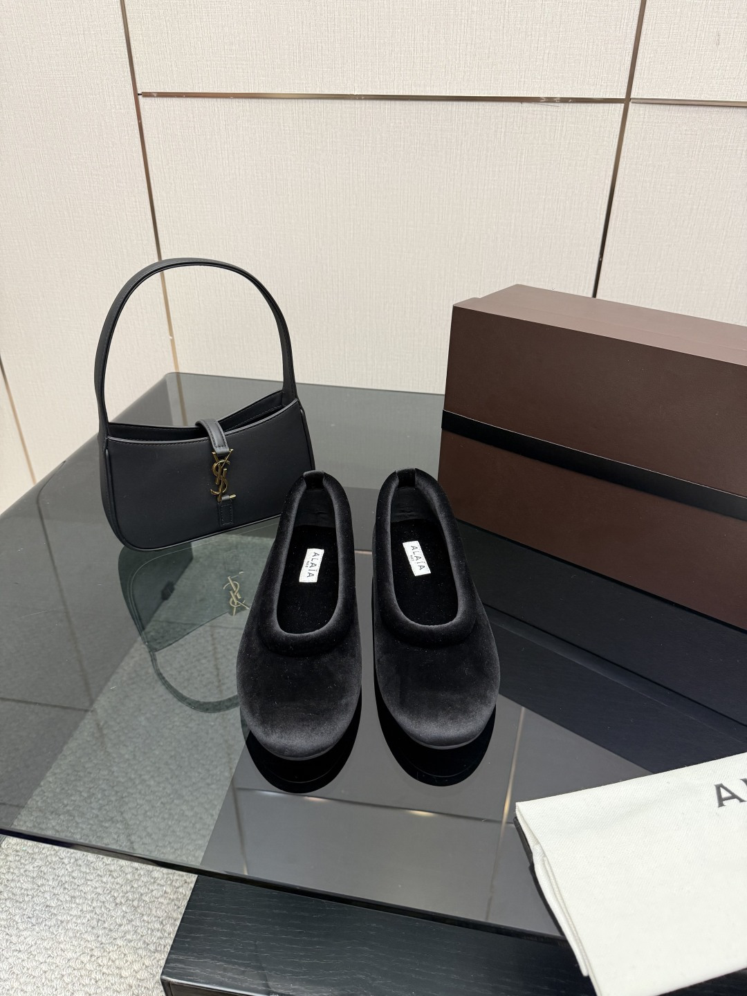 NO:593737,Top quality ALAiA｜The first pair of beautiful shoes to ring in autumn and winter. They are so warm, don’t be too cute. They feel so comfortable on your feet. New equipment for the season, new ballet shoes. I can’t wait to take them home #Alaia Alaya #ALAiA #alaia size 35-41, furry shoes, alaia19860909顶级品质 ALAiA｜敲响秋冬的第一双美鞋 暖呼呼的别太可爱了吧 脚感太舒服啦 换季新装备,新款芭蕾舞鞋 啊迫不及待要把它接回家啦 #Alaia 阿莱亚 #ALAiA #alaia size 35-41,毛毛鞋,alaia,Women's Shoes