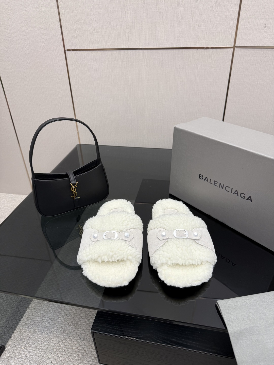 NO:594136,BALENCIAGA 2025 autumn and winter new color-blocked women's shoes Balenciaga letter logo hardware buckle flat bottom round toe open toe home fur slippers Top version on the market Material upper imported cow suede + lamb hair lining + original open mold outsole Size: 35-41 (40.41 customized non-returnable), fur shoes and slippers, balenciaga, balenciaga, slippers, chamois leather19860909BALENCIAGA 2025秋冬新款拼色女鞋 巴黎世家字母logo五金扣平底圆头露趾居家毛毛拖鞋 市场顶级版本 材质鞋面进口牛麂皮+羊羔毛内里+原版开模大底 Size:35-41(40.41定制不退换）,毛毛鞋拖鞋,balenciaga,balenciaga,slippers,chamois leather,Women's Shoes