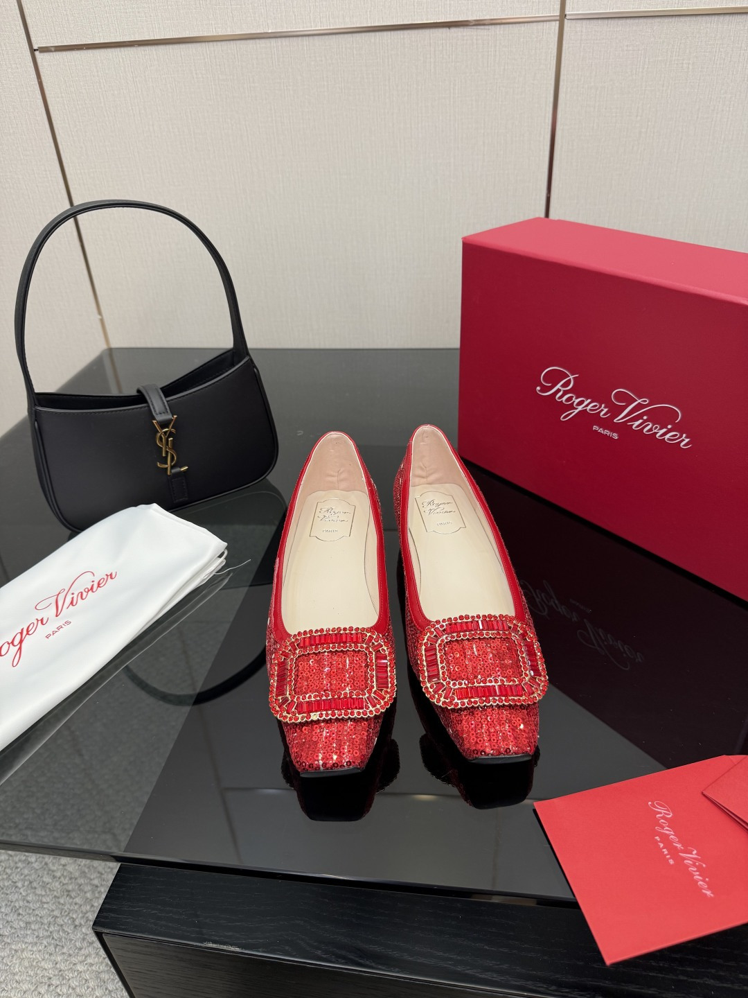 NO:614032,Top version Roger Vivie*｜RV classic silk rhinestone buckle series, original customized shoe last, super correct version, super elegant, the more you look at it, the more you look at it!!! What kind of fairy shoes are so beautiful!  Completely like a fairy, the shiny silk vamp paired with binglinbinglin’s rhinestones is so eye-catching!  Rhinestones surround the beauty under the sun~ The upper is made of customized fabric, the lining is made of water-dyed sheepskin, the Italian imported cowhide outsole is code number 35-39 (34, 40 customized), single shoes, roger vivor, cowhide, sheepskin, real silk19860909顶级版本 Roger Vivie*｜RV经典真丝水钻扣系列 原版定制鞋楦 版型超正 超显气质 真是越看越上头那种!!! 什么神仙鞋也太美了吧！ 完全仙女下凡闪闪亮真丝鞋面搭配 binglinbinglin的水钻简直亮瞎双眼！ 水钻围绕阳光下巨美～ 鞋面采用定制布料 内里垫脚是水染羊皮 意大利进口牛皮大底 码数35-39（34,40定制）,单鞋,roger vivier,cowhide,sheepskin,real silk,Women's Shoes