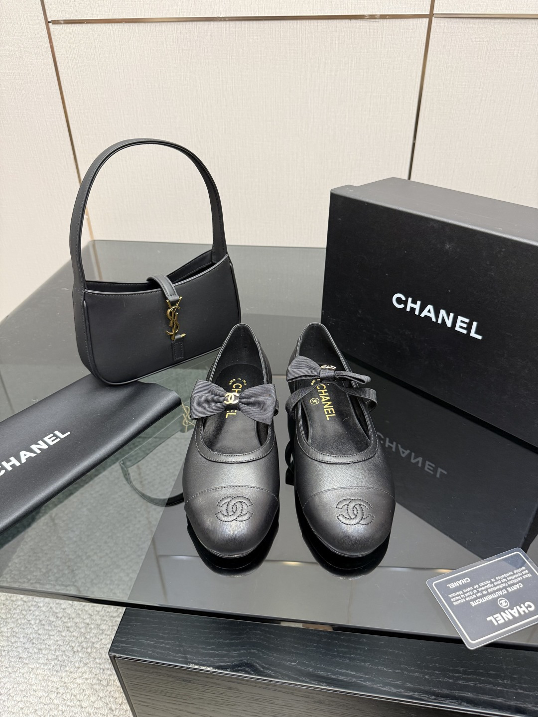 NO:614027,CHANE*｜Xiaoxiang 25s new autumn and winter products Milan catwalk Mary Jane shoes This year's most beautiful Mary Jane shoes are irresistibly high-end and elegant! Whether paired with jeans and a pleated skirt, it can be worn in more formal occasions. Paired with socks in autumn and winter, they are also invincible!  These Mary Jane shoes have a ladylike style, and the pointed toes make them even more feminine!  The upper is imported sheepskin/special fabric, the inner foot pad is mixed sheepskin, Italian grade A leather outsole Size35-39 (customized 40/41), single shoes, chanel, mary jane, skirts, jeans, sheepskin, Leather soles, socks19860909CHANE*｜小香25s秋冬新品 米兰走秀玛丽珍鞋 本年度最美玛丽珍鞋 无法抗拒的高级与优雅! 无论是搭配牛仔裤百褶裙 还是穿去较正式场合都可以的. 秋冬配袜子也都是无敌美！ 这款玛丽珍鞋自带大小姐风气质 满满尖头更显女人味哦！ 鞋面是进口羊皮/特殊布料 内里垫脚是混种羊皮 意大利A级真皮大底 Size35-39（40/41定制）,单鞋,chanel,mary jane,skirts,jeans,sheepskin,Leather soles,socks,Women's Shoes