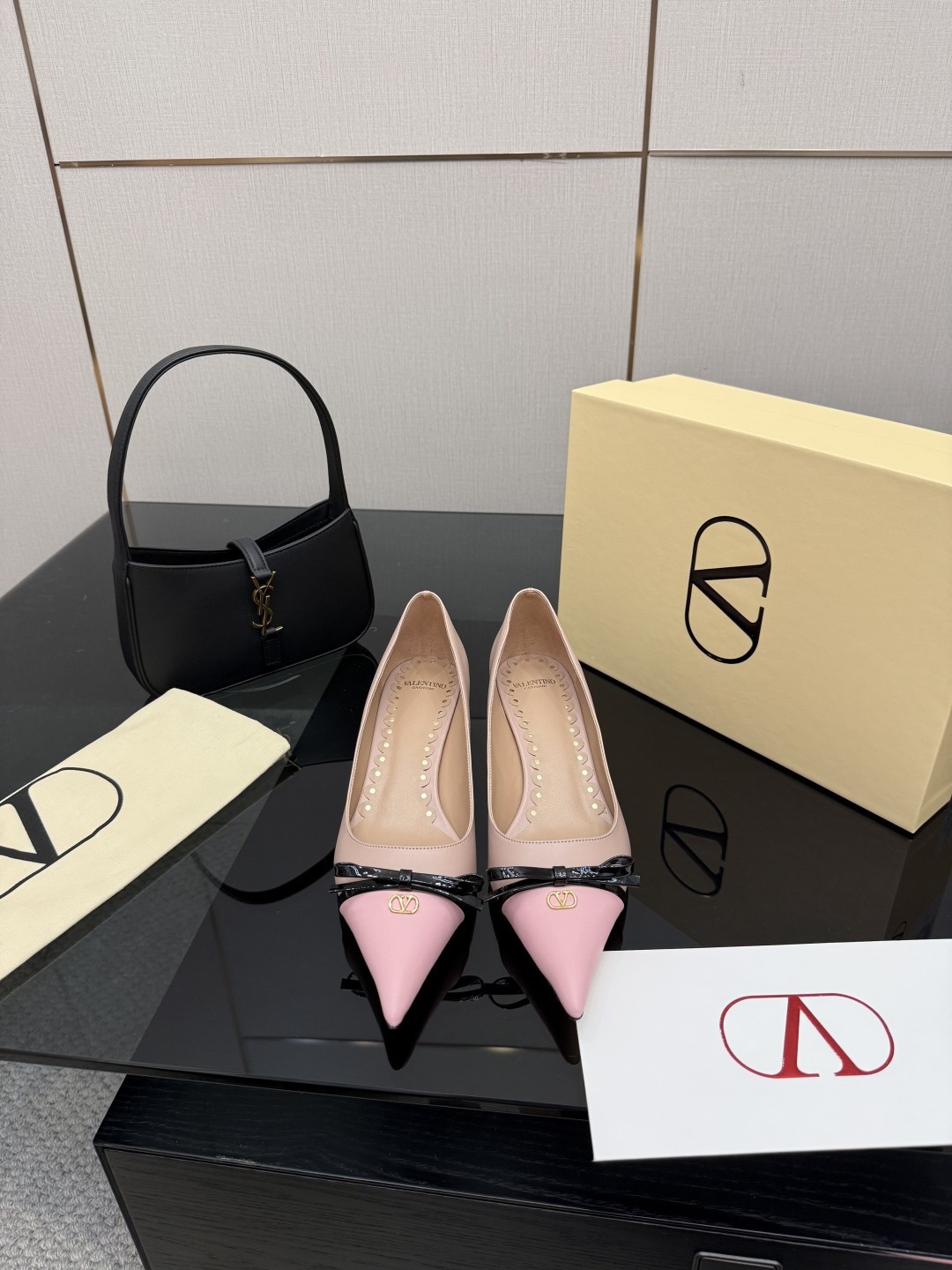 NO:611871,Valen~tino is the latest model on the market, good-looking and versatile, the heel strap with a small bow is designed to be ladylike without losing the capable temperament. It is super comfortable and breathtaking. The upper is molded in Yuan version. The lining is sheepskin. The outsole is made of genuine Italian leather. The heel height is 4.5cm and the low heel is 8.5cm. The size is 35-39 (40.41.42 is custom-made and is non-refundable). High-heeled shoes, valentino, high heels, sheepskin19860909Valen~tino 最新上市的一款,好看又百搭,后跟带加小蝴蝶结设计淑女又不失干练气质上脚超级舒服美到窒息 鞋面yuan版开模 内里垫脚羊皮 大底意大利真皮垫脚 跟高低跟4.5cm,高跟8.5cm 码数35-39（40.41.42定做不退换）,高跟鞋单鞋,valentino,high heels,sheepskin,Women's Shoes