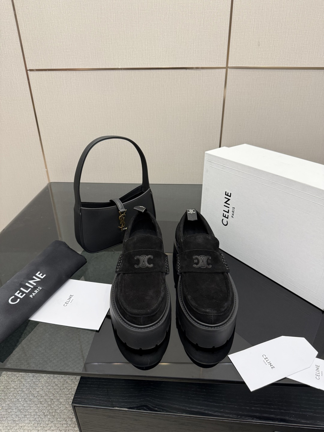 NO:611865,Top version Celine · Celine 2025ss new autumn and winter Arc de Triomphe retro thick-soled loafers. The single shoe is an ins-planting artifact. The carving art is very retro style and full of aura. The design style is very novel, high-end and very comfortable. The original purchase and development. The shoes use the original package process, which is relatively complicated. The upper is made of imported cowhide, and the gloss is purchased from the original 11. The inner goatskin  Genuine leather welt + 5-layer rubber combined outsole, original model opening, design with high brand recognition, size 35-40, loafers, celine, loafers, cowhide, sheepskin19860909顶级版本 Celine·塞琳2025ss秋冬新款凯旋门复古厚底乐福鞋 单鞋ins种草神器、雕刻艺术非常复古风、气场十足单品、设计风格非常新颖、高档且非常舒适 原版购入开发 鞋子采用原始套包工艺、相对比较复杂 鞋面采用进口牛皮、光泽度都是原版11采购的,内里山羊皮 真皮沿条+5层橡胶组合大底,原版开模,设计极具品牌辨识度码数35-40,乐福鞋,celine,loafers,cowhide,sheepskin,Women's Shoes