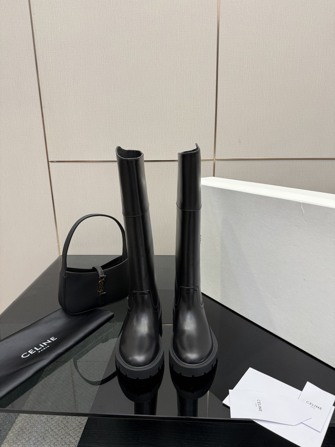 NO:611860,[CELINE · Celine] Celine autumn and winter MARGARET, Chelsea low-heeled boots, double-label Arc de Triomphe straps, simple design Chelsea boots, the fabric is made of imported cowhide, the lining is cowhide, and does not limit any foot shape 35-41 (40.41 custom-made) 16 inches, boots, celine, celine, boots, cowhide19860909【CELINE·思琳】赛琳秋冬款MARGARET,切尔西低跟长靴,双标凯旋门提带,简约设计的切尔西靴,面料采用进口牛皮,内里垫脚牛皮,不限制任何脚型 35-41(40.41定做) 16寸,靴子,celine,celine,boots,cowhide,Women's Shoes