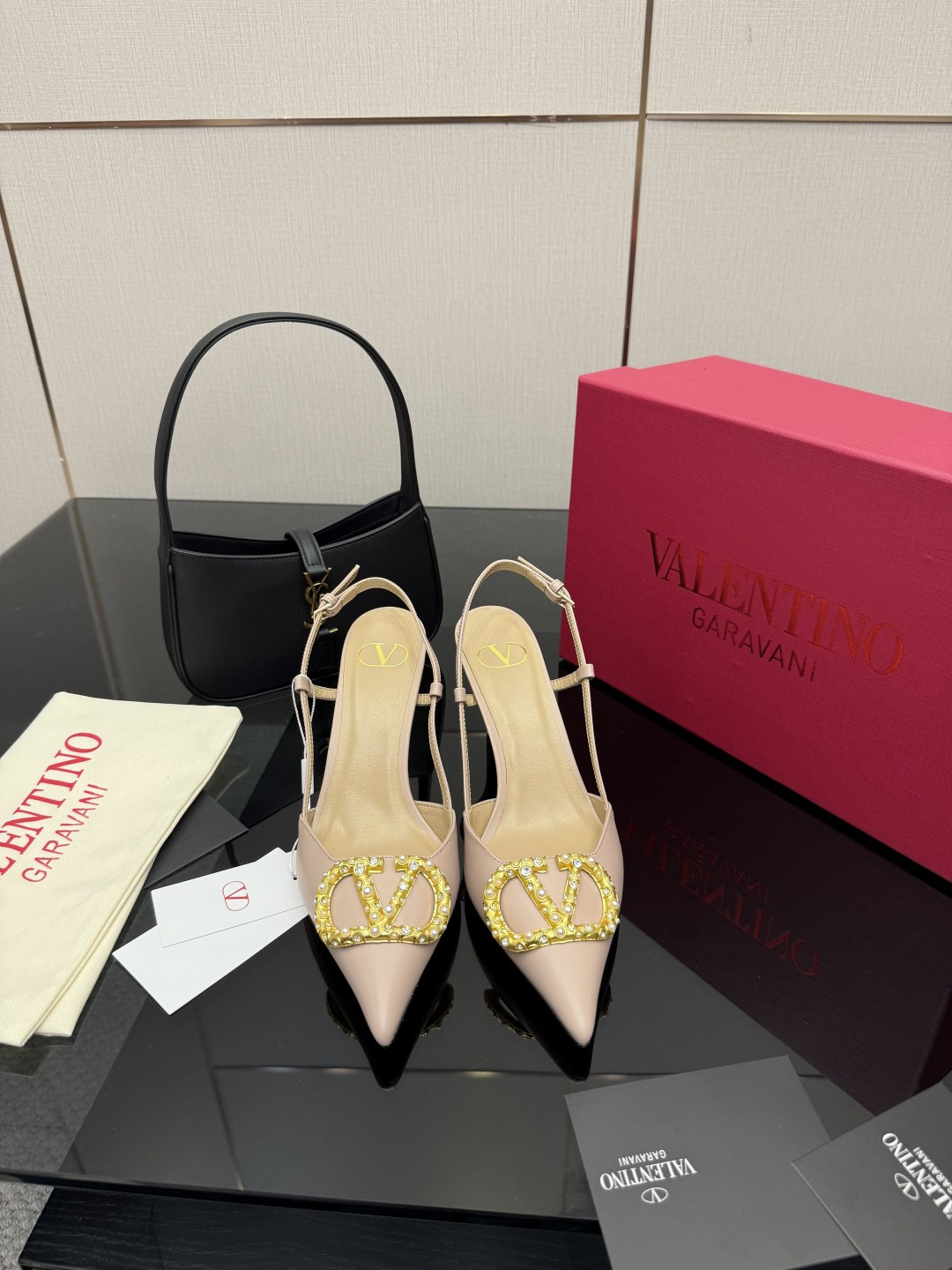 NO:612788,The latest model from Valen~tino is good-looking and versatile. The small bow on the heel is designed to be ladylike without losing the capable temperament. It is super comfortable and beautiful on the feet. The upper is molded in Yuan version. The lining is sheepskin. The outsole is made of Italian leather. The heel height is 4.5cm. The heel is 8.5cm. The size is 35-39 (40.41.42 is customized and non-refundable). High-heeled sandals, valentino, sandals, high  heels, sheepskin19860909Valen~tino 最新上市的一款,好看又百搭,后跟带加小蝴蝶结设计淑女又不失干练气质上脚超级舒服美到窒息 鞋面yuan版开模 内里垫脚羊皮 大底意大利真皮垫脚 跟高低跟4.5cm,高跟8.5cm 码数35-39（40.41.42定做不退换）,高跟鞋凉鞋,valentino,sandals,high heels,sheepskin,Women's Shoes