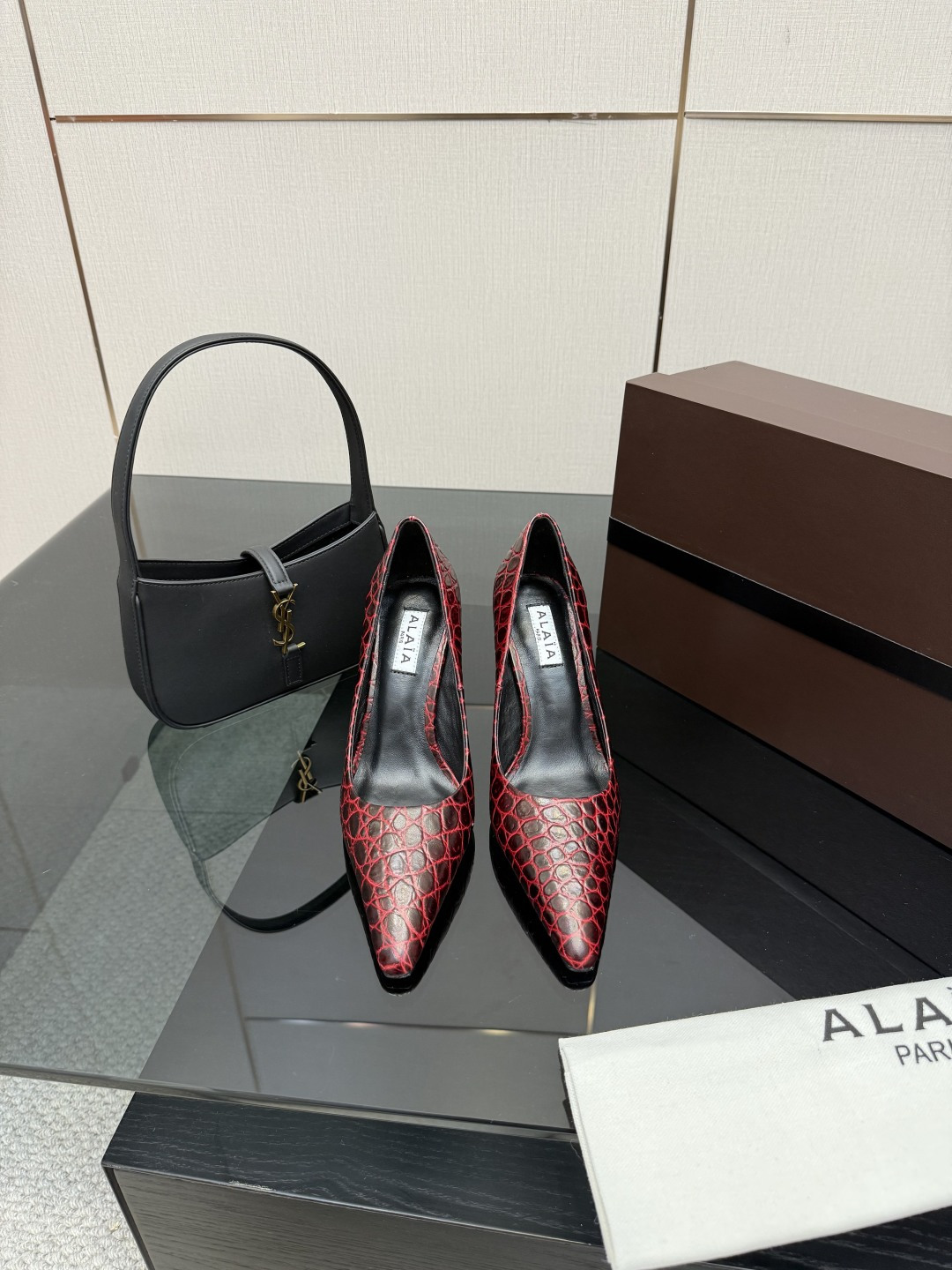 NO:612783,Top quality ALAiA|Too beautiful to be speechless!  This pair of high heels is so aura. The upper is made of calf leather, with embossed crocodile pattern, which adds texture. The thick heel is 90 mm high, which makes walking comfortable and makes you look taller. The pointed toe is very aura!  Sole: cowhide sole imported from Italy!  size 35-41,high heels shoes,alaia,high heels,cowhide19860909顶级品质 ALAiA|美到失语！ 这双高跟鞋也太有气场了 鞋面由小牛皮制成,搭配压印鳄鱼纹,更显质感；粗跟跟高90毫米,走路舒适又显高,尖头超有气场！鞋底 意大利进口牛皮底！ size 35-41,高跟鞋单鞋,alaia,high heels,cowhide,Women's Shoes