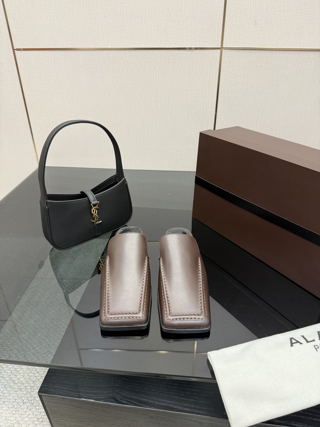 NO:612773,Top quality alaia fw25 new arrival～Alaia 25 autumn and winter square head series!  Classic LeFou craftsmanship details and simple design elements present a retro and fashionable tone!  Made of calfskin, with cowhide bottom imported from Italy!  size 35-41,half slippers,alaia,loafers,cowhide19860909顶级品质 alaia fw25 new arrival～ 阿莱雅 25秋冬方头系列！经典乐福工艺细节,简约的设计元素,呈现复古时髦的调性！ 小牛皮材质,意大利进口牛皮底！ size 35-41,半拖单鞋,alaia,loafers,cowhide,Women's Shoes