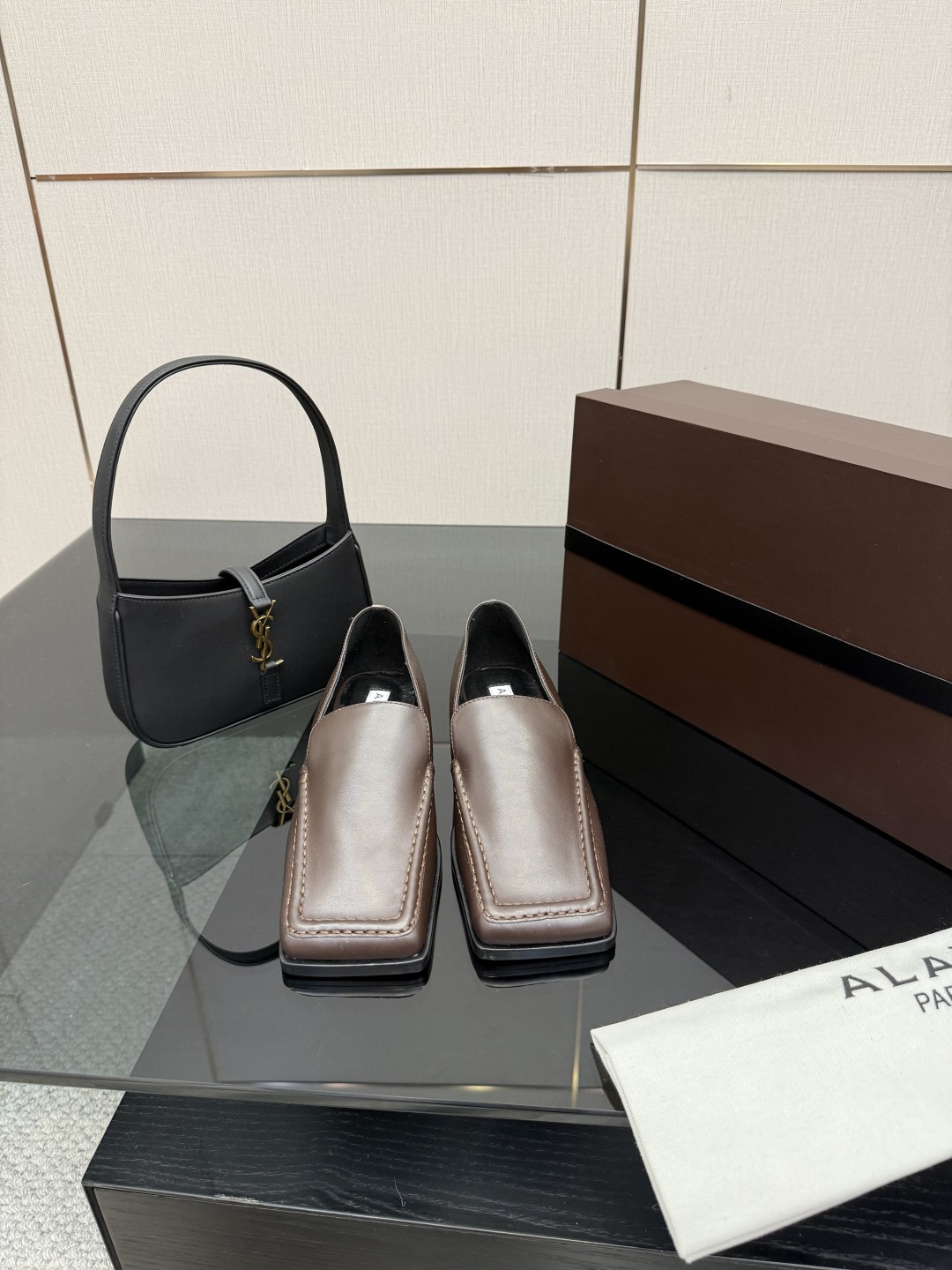 NO:612778,Top quality alaia fw25 new arrival～Alaia 25 autumn and winter square head series!  Classic LeFou craftsmanship details and simple design elements present a retro and fashionable tone!  Made of calfskin, with cowhide bottom imported from Italy!  size 35-41,half slippers,alaia,loafers,cowhide19860909顶级品质 alaia fw25 new arrival～ 阿莱雅 25秋冬方头系列！经典乐福工艺细节,简约的设计元素,呈现复古时髦的调性！ 小牛皮材质,意大利进口牛皮底！ size 35-41,半拖单鞋,alaia,loafers,cowhide,Women's Shoes