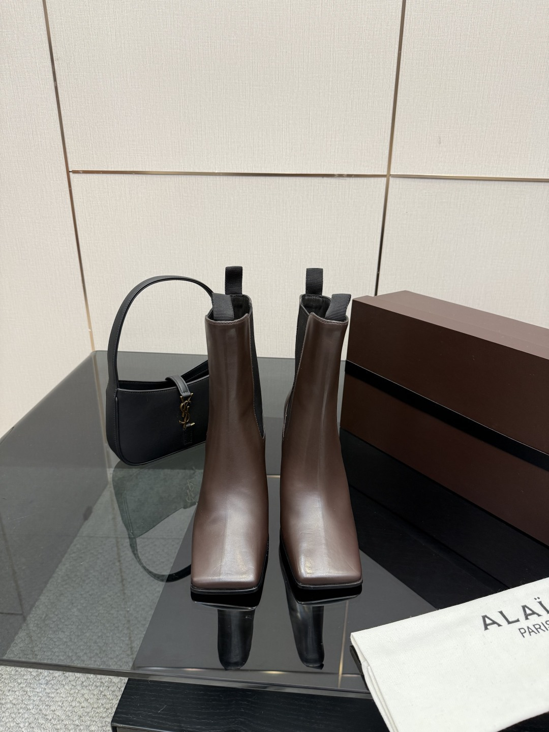 NO:612768,Top quality ALAiA | Stepping into my sister's comfort zone, both A and sassy. This pair of shoes captures your aura as soon as you put them on your feet. Square toe + black leather + short boots (three versions). Wang Zha's combination directly welds aura to the feet. The gloss of the leather is visible, super authentic version, comfortable and shaping; no matter how you wear it, you will look good, and it can be matched with everything!  size 35-41,boots,alaia,boots19860909顶级品质 ALAiA|一脚踩进姐的舒适区,又A又飒 这双鞋上脚的瞬间就把气场拿捏了 方头＋黑皮＋短靴（三个版型） 王炸组合直接把气场焊在脚上皮质看得见的光泽度,超正版型,舒适与塑形兼具； 怎么穿怎么好看,搭什么都高级！ size 35-41,靴子,alaia,boots,Women's Shoes