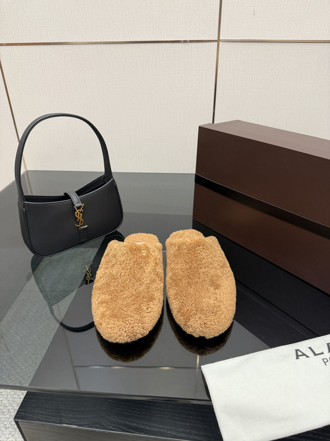 NO:612763,Top quality alaia fw25 new arrival～Alaia 25 autumn and winter new lamb wool Mary Jane, soft and comfortable, the most important thing is so beautiful, a must-have item, size 35-41, half-mover fur shoes, alaia, mary jane19860909顶级品质 alaia fw25 new arrival～ 啊来雅25秋冬 羔羊毛玛丽珍新品 柔软舒适,关键还这么好看 必入单品哦 size 35-41,半拖毛毛鞋,alaia,mary jane,Women's Shoes