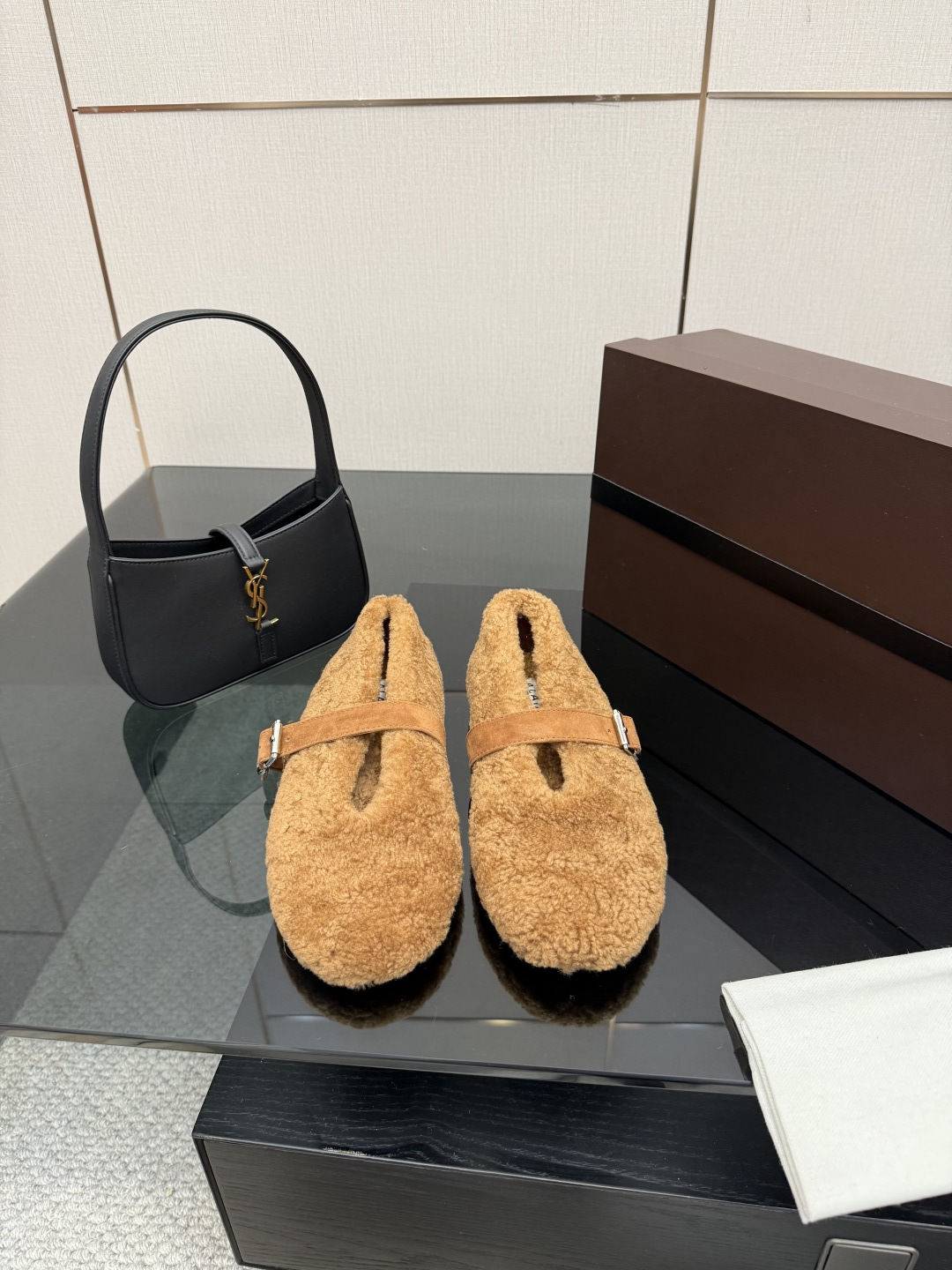 NO:612804,Top quality alaia fw25 new arrival~ alaia 25 autumn and winter new lamb wool Mary Jane, soft and comfortable, the most important thing is so beautiful, a must-have item size 35-41, furry shoes, alaia, mary jane19860909顶级品质 alaia fw25 new arrival～ 啊来雅25秋冬 羔羊毛玛丽珍新品 柔软舒适,关键还这么好看 必入单品哦 size 35-41,毛毛鞋,alaia,mary jane,Women's Shoes
