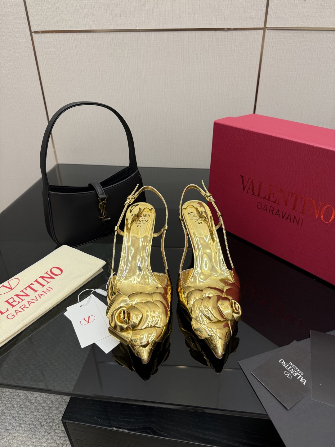 NO:612795,Valen~tino is the latest model on the market, good-looking and versatile, the heel strap with a small bow design is ladylike without losing the capable temperament. It is super comfortable and breathtakingly beautiful on the feet. The upper is a Yuan version with a molded mirror surface. The lining is made of sheepskin. The outsole is Italian genuine leather. The size is 35-39 (40.41.42 is customized and non-refundable). High-heeled sandals, valentino, sandals, high heels, sheepskin19860909Valen~tino 最新上市的一款,好看又百搭,后跟带加小蝴蝶结设计淑女又不失干练气质上脚超级舒服美到窒息 鞋面yuan版开模镜面 内里垫脚羊皮 大底意大利真皮垫脚 码数35-39（40.41.42定做不退换）,高跟鞋凉鞋,valentino,sandals,high heels,sheepskin,Women's Shoes