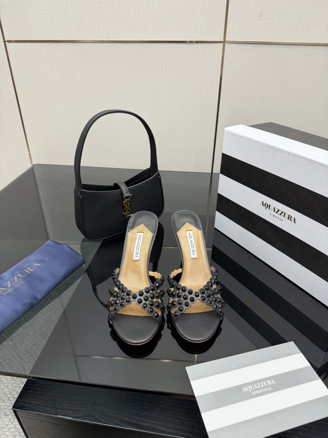 NO:616116,Aquazzura2025 new slippers, classic version upgraded, purchasing quality!  !  !  Original development!  !  !  This pair of Swarovski rhinestone strips paired with 7.5 low-heeled slippers is simply my favorite. The 7.5 low heel provides stable support and is extremely comfortable when walking. The rhinestones are dazzling, like a dazzling galaxy. The height of the low heel is just right, maintaining elegance without tiring the feet. Put it on, every step seems to shine, and your mood will brighten. 2506-1 _______________________ * Full package. *  Original custom-made fabric for the upper * Lining sheepskin * Sole Italian leather outsole * Heel height 7.5cm * Size: 35-43 (40 41 42 43 is custom-made and non-returnable), high heels and slippers, high heels, slippers, sheepskin, Leather soles19860909Aquazzura2025新款拖鞋  经典版升级 代购品质！！！ 原版开发！！！ 这双施华洛奇水钻条面搭配7.5低跟拖鞋,简直是我的心头挚爱.7.5低跟给予稳定的支撑,行走间舒适无比.水钻面璀璨夺目,好似璀璨星河.低跟的高度恰到好处,既保持了优雅又不累脚.穿上它,每一步都仿佛在闪耀着光芒,心情也跟着明亮起来.2506-1 _____________________________ * 全套包装. * 鞋面原版定制面料 * 衬里 羊皮 * 鞋底 意大利真皮大底 * 跟高 7.5cm * 码数: 35－43（40 41 42 43定做不退换）,高跟鞋拖鞋,high heels,slippers,sheepskin,Leather soles,Women's Shoes