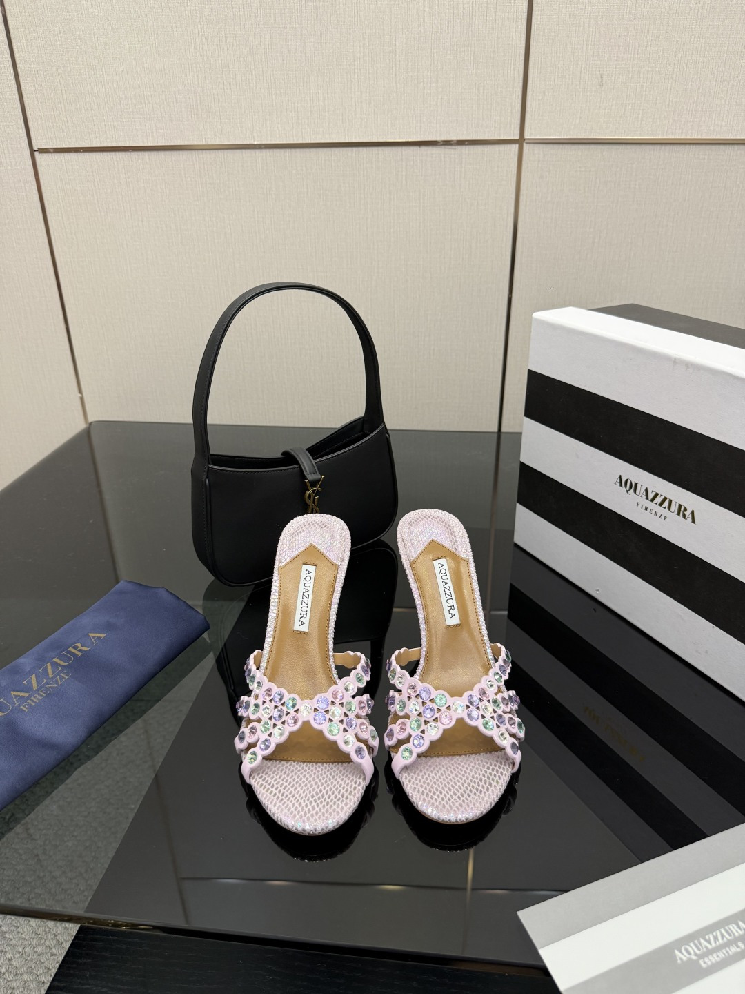 NO:616121,Aquazzura2025 new slippers, classic version upgraded, purchasing quality!  !  !  Original development!  !  !  This pair of Swarovski rhinestone strips paired with 7.5 low-heeled slippers is simply my favorite. The 7.5 low heel provides stable support and is extremely comfortable when walking. The rhinestones are dazzling, like a dazzling galaxy. The height of the low heel is just right, maintaining elegance without tiring the feet. Put it on, every step seems to shine, and your mood will brighten. 2506-1 _______________________ * Full package. *  Original custom-made fabric for the upper * Lining sheepskin * Sole Italian leather outsole * Heel height 7.5cm * Size: 35-43 (40 41 42 43 is custom-made and non-returnable), high heels and slippers, high heels, slippers, sheepskin, Leather soles19860909Aquazzura2025新款拖鞋  经典版升级 代购品质！！！ 原版开发！！！ 这双施华洛奇水钻条面搭配7.5低跟拖鞋,简直是我的心头挚爱.7.5低跟给予稳定的支撑,行走间舒适无比.水钻面璀璨夺目,好似璀璨星河.低跟的高度恰到好处,既保持了优雅又不累脚.穿上它,每一步都仿佛在闪耀着光芒,心情也跟着明亮起来.2506-1 _____________________________ * 全套包装. * 鞋面原版定制面料 * 衬里 羊皮 * 鞋底 意大利真皮大底 * 跟高 7.5cm * 码数: 35－43（40 41 42 43定做不退换）,高跟鞋拖鞋,high heels,slippers,sheepskin,Leather soles,Women's Shoes