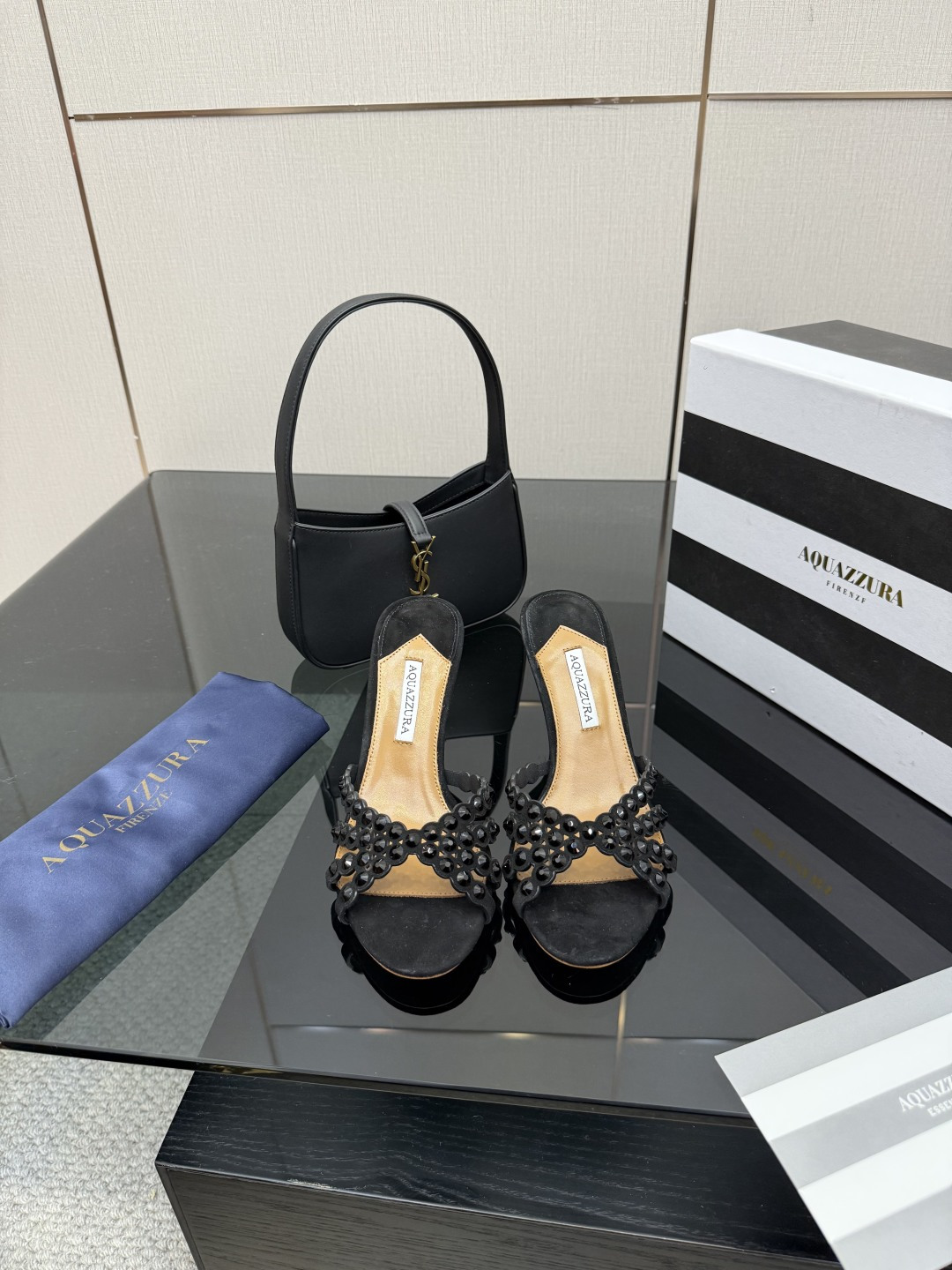 NO:616098,Aquazzura2025 new slippers, classic version upgraded, purchasing quality!  !  !  Original development!  !  !  This pair of Swarovski rhinestone strips paired with 7.5 low-heeled slippers is simply my favorite. The 7.5 low heel provides stable support and is extremely comfortable when walking. The rhinestones are dazzling, like a dazzling galaxy. The height of the low heel is just right, maintaining elegance without tiring the feet. Put it on, every step seems to shine, and your mood will brighten. 2506-1 _______________________ * Full package. *  Original custom-made fabric for the upper * Lining sheepskin * Sole Italian leather outsole * Heel height 7.5cm * Size: 35-43 (40 41 42 43 is custom-made and non-returnable), high heels and slippers, high heels, slippers, sheepskin, Leather soles19860909Aquazzura2025新款拖鞋  经典版升级 代购品质！！！ 原版开发！！！ 这双施华洛奇水钻条面搭配7.5低跟拖鞋,简直是我的心头挚爱.7.5低跟给予稳定的支撑,行走间舒适无比.水钻面璀璨夺目,好似璀璨星河.低跟的高度恰到好处,既保持了优雅又不累脚.穿上它,每一步都仿佛在闪耀着光芒,心情也跟着明亮起来.2506-1 _____________________________ * 全套包装. * 鞋面原版定制面料 * 衬里 羊皮 * 鞋底 意大利真皮大底 * 跟高 7.5cm * 码数: 35－43（40 41 42 43定做不退换）,高跟鞋拖鞋,high heels,slippers,sheepskin,Leather soles,Women's Shoes