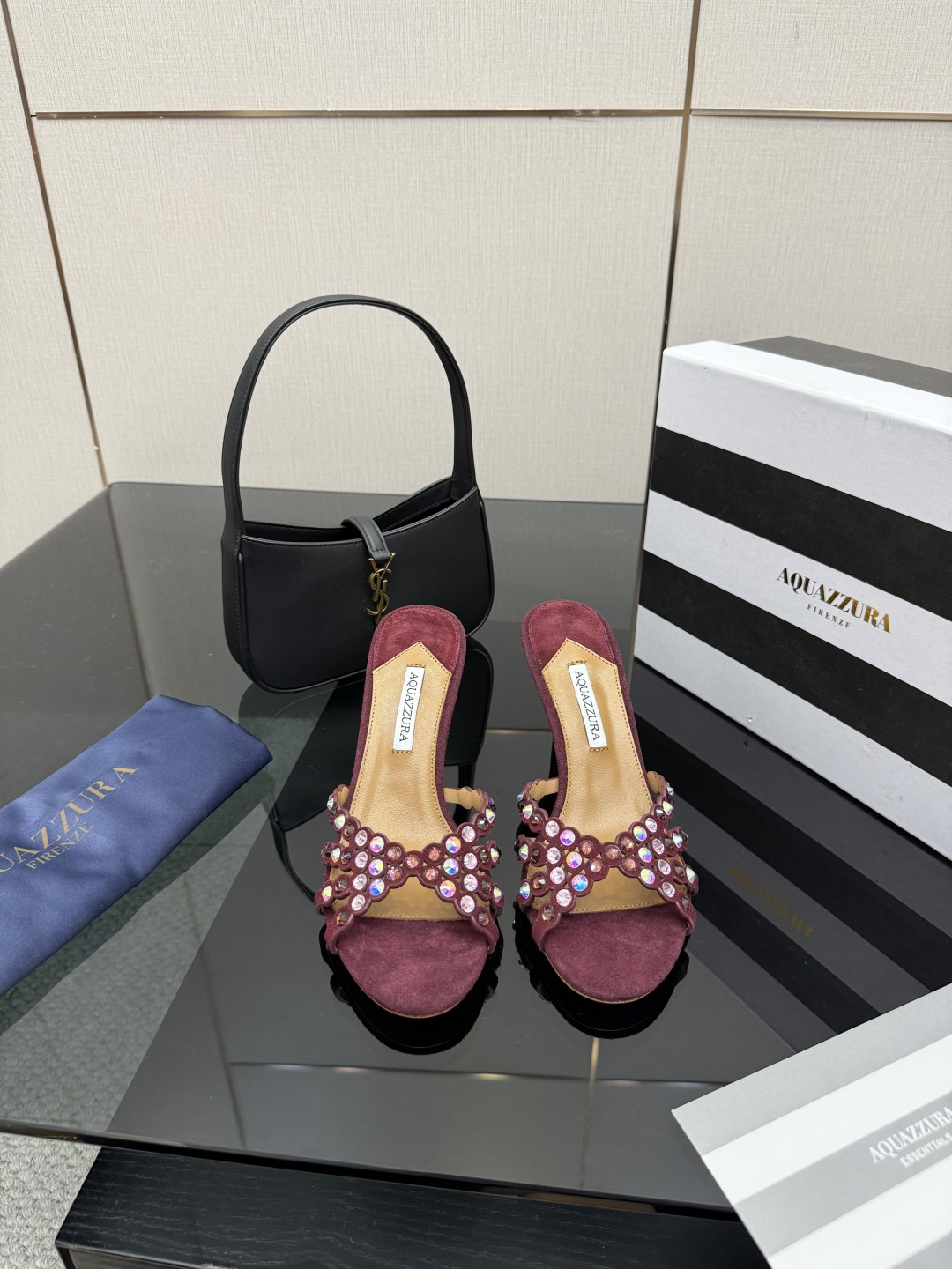 NO:616100,Aquazzura2025 new slippers, classic version upgraded, purchasing quality!  !  !  Original development!  !  !  This pair of Swarovski rhinestone strips paired with 7.5 low-heeled slippers is simply my favorite. The 7.5 low heel provides stable support and is extremely comfortable when walking. The rhinestones are dazzling, like a dazzling galaxy. The height of the low heel is just right, maintaining elegance without tiring the feet. Put it on, every step seems to shine, and your mood will brighten. 2506-1 _______________________ * Full package. *  Original custom-made fabric for the upper * Lining sheepskin * Sole Italian leather outsole * Heel height 7.5cm * Size: 35-43 (40 41 42 43 is custom-made and non-returnable), high heels and slippers, high heels, slippers, sheepskin, Leather soles19860909Aquazzura2025新款拖鞋  经典版升级 代购品质！！！ 原版开发！！！ 这双施华洛奇水钻条面搭配7.5低跟拖鞋,简直是我的心头挚爱.7.5低跟给予稳定的支撑,行走间舒适无比.水钻面璀璨夺目,好似璀璨星河.低跟的高度恰到好处,既保持了优雅又不累脚.穿上它,每一步都仿佛在闪耀着光芒,心情也跟着明亮起来.2506-1 _____________________________ * 全套包装. * 鞋面原版定制面料 * 衬里 羊皮 * 鞋底 意大利真皮大底 * 跟高 7.5cm * 码数: 35－43（40 41 42 43定做不退换）,高跟鞋拖鞋,high heels,slippers,sheepskin,Leather soles,Women's Shoes