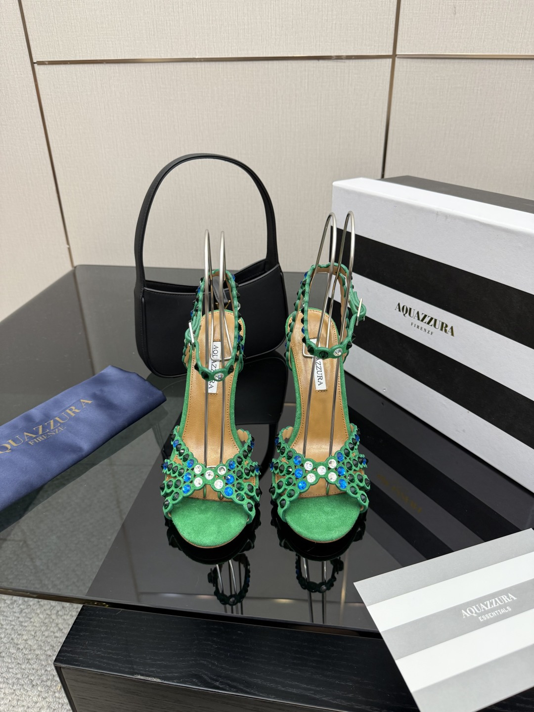 NO:616112,Aquazzura2025 new sandals classic version upgraded model purchasing quality!  !  !  Original development!  !  !  Swarovski rhinestone round-toe high-heeled sandals are like fairy shoes from a fairy tale. The Swarovski rhinestones are dazzling, like stars inlaid on them, each one exuding dreamy light. The round-toe design highlights elegance, and the high heels give a confident style. Wearing these, it feels like flowers are growing under your feet, and every step is fragrant, and you can enjoy the ultimate romance and luxury. 2273-1 _______________________ * Full package. * Original custom-made upper fabric *  Lining Sheepskin * Sole Italian genuine leather outsole * Heel height 10.5cm 7.5cm (7.5 heel height is customized, please note when placing an order!!) * Size: 35-43 (40 41 42 43 customized is not returnable), high-heeled sandals, sandals, high heels, sheepskin, Leather soles19860909Aquazzura2025新款凉鞋 经典版升级款 代购品质！！！ 原版开发！！！ 施华洛奇水钻圆头高跟凉鞋,宛如从童话中走来的仙履.施华洛奇水钻璀璨耀眼,如同繁星点点镶嵌其上,每一颗都散发着梦幻的光芒.圆头设计凸显优雅,高跟赋予自信风采.穿上它,仿佛脚下生花,步步生香,尽享极致的浪漫与奢.2273-1 _____________________________ * 全套包装. * 鞋面原版定制面料 * 衬里 羊皮 * 鞋底 意大利真皮大底 * 跟高 10.5cm 7.5cm(7.5跟高定做,下单需备注！！） * 码数: 35－43（40 41 42 43定做不退换）,高跟鞋凉鞋,sandals,high heels,sheepskin,Leather soles,Women's Shoes