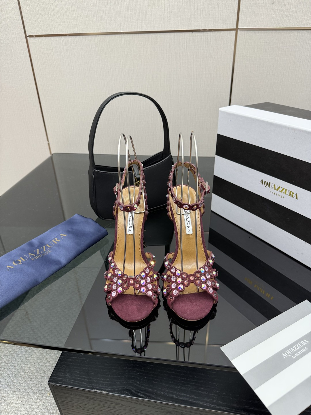 NO:616114,Aquazzura2025 new sandals classic version upgraded model purchasing quality!  !  !  Original development!  !  !  Swarovski rhinestone round-toe high-heeled sandals are like fairy shoes from a fairy tale. The Swarovski rhinestones are dazzling, like stars inlaid on them, each one exuding dreamy light. The round-toe design highlights elegance, and the high heels give a confident style. Wearing these, it feels like flowers are growing under your feet, and every step is fragrant, and you can enjoy the ultimate romance and luxury. 2273-1 _______________________ * Full package. * Original custom-made upper fabric *  Lining Sheepskin * Sole Italian genuine leather outsole * Heel height 10.5cm 7.5cm (7.5 heel height is customized, please note when placing an order!!) * Size: 35-43 (40 41 42 43 customized is not returnable), high-heeled sandals, sandals, high heels, sheepskin, Leather soles19860909Aquazzura2025新款凉鞋 经典版升级款 代购品质！！！ 原版开发！！！ 施华洛奇水钻圆头高跟凉鞋,宛如从童话中走来的仙履.施华洛奇水钻璀璨耀眼,如同繁星点点镶嵌其上,每一颗都散发着梦幻的光芒.圆头设计凸显优雅,高跟赋予自信风采.穿上它,仿佛脚下生花,步步生香,尽享极致的浪漫与奢.2273-1 _____________________________ * 全套包装. * 鞋面原版定制面料 * 衬里 羊皮 * 鞋底 意大利真皮大底 * 跟高 10.5cm 7.5cm(7.5跟高定做,下单需备注！！） * 码数: 35－43（40 41 42 43定做不退换）,高跟鞋凉鞋,sandals,high heels,sheepskin,Leather soles,Women's Shoes