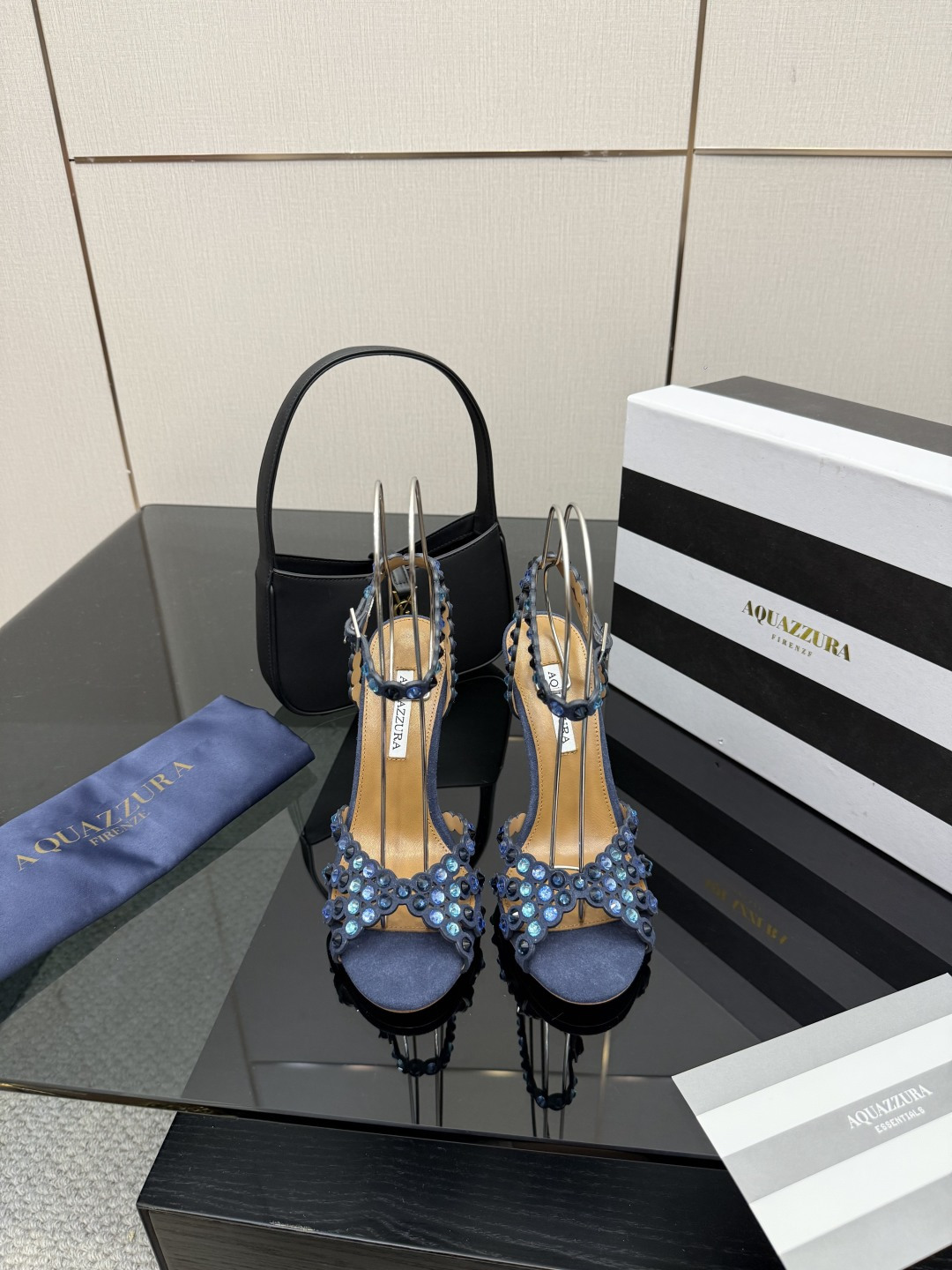 NO:616117,Aquazzura2025 new sandals classic version upgraded model purchasing quality!  !  !  Original development!  !  !  Swarovski rhinestone round-toe high-heeled sandals are like fairy shoes from a fairy tale. The Swarovski rhinestones are dazzling, like stars inlaid on them, each one exuding dreamy light. The round-toe design highlights elegance, and the high heels give a confident style. Wearing these, it feels like flowers are growing under your feet, and every step is fragrant, and you can enjoy the ultimate romance and luxury. 2273-1 _______________________ * Full package. * Original custom-made upper fabric *  Lining Sheepskin * Sole Italian genuine leather outsole * Heel height 10.5cm 7.5cm (7.5 heel height is customized, please note when placing an order!!) * Size: 35-43 (40 41 42 43 customized is not returnable), high-heeled sandals, sandals, high heels, sheepskin, Leather soles19860909Aquazzura2025新款凉鞋 经典版升级款 代购品质！！！ 原版开发！！！ 施华洛奇水钻圆头高跟凉鞋,宛如从童话中走来的仙履.施华洛奇水钻璀璨耀眼,如同繁星点点镶嵌其上,每一颗都散发着梦幻的光芒.圆头设计凸显优雅,高跟赋予自信风采.穿上它,仿佛脚下生花,步步生香,尽享极致的浪漫与奢.2273-1 _____________________________ * 全套包装. * 鞋面原版定制面料 * 衬里 羊皮 * 鞋底 意大利真皮大底 * 跟高 10.5cm 7.5cm(7.5跟高定做,下单需备注！！） * 码数: 35－43（40 41 42 43定做不退换）,高跟鞋凉鞋,sandals,high heels,sheepskin,Leather soles,Women's Shoes