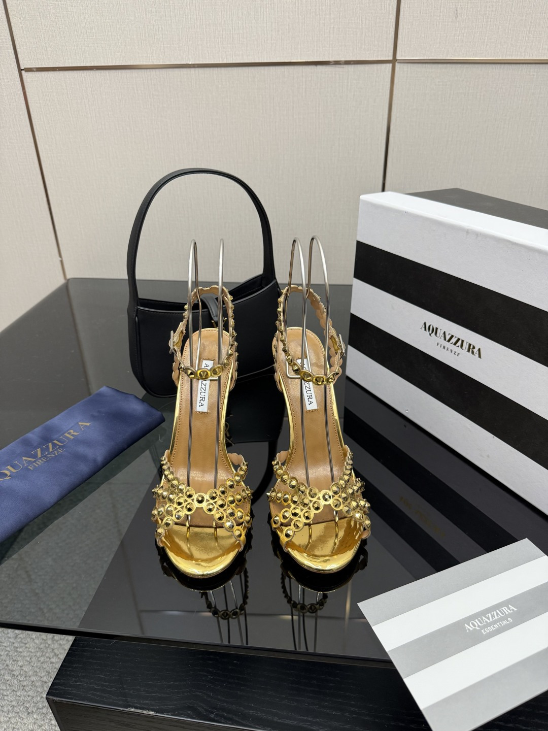 NO:616123,Aquazzura2025 new sandals classic version upgraded model purchasing quality!  !  !  Original development!  !  !  Swarovski rhinestone round-toe high-heeled sandals are like fairy shoes from a fairy tale. The Swarovski rhinestones are dazzling, like stars inlaid on them, each one exuding dreamy light. The round-toe design highlights elegance, and the high heels give a confident style. Wearing these, it feels like flowers are growing under your feet, and every step is fragrant, and you can enjoy the ultimate romance and luxury. 2273-1 _______________________ * Full package. * Original custom-made upper fabric *  Lining Sheepskin * Sole Italian genuine leather outsole * Heel height 10.5cm 7.5cm (7.5 heel height is customized, please note when placing an order!!) * Size: 35-43 (40 41 42 43 customized is not returnable), high-heeled sandals, sandals, high heels, sheepskin, Leather soles19860909Aquazzura2025新款凉鞋 经典版升级款 代购品质！！！ 原版开发！！！ 施华洛奇水钻圆头高跟凉鞋,宛如从童话中走来的仙履.施华洛奇水钻璀璨耀眼,如同繁星点点镶嵌其上,每一颗都散发着梦幻的光芒.圆头设计凸显优雅,高跟赋予自信风采.穿上它,仿佛脚下生花,步步生香,尽享极致的浪漫与奢.2273-1 _____________________________ * 全套包装. * 鞋面原版定制面料 * 衬里 羊皮 * 鞋底 意大利真皮大底 * 跟高 10.5cm 7.5cm(7.5跟高定做,下单需备注！！） * 码数: 35－43（40 41 42 43定做不退换）,高跟鞋凉鞋,sandals,high heels,sheepskin,Leather soles,Women's Shoes