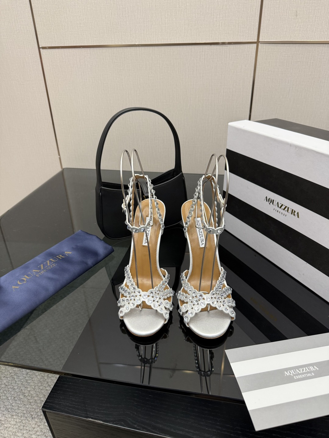 NO:616122,Aquazzura2025 new sandals classic version upgraded model purchasing quality!  !  !  Original development!  !  !  Swarovski rhinestone round-toe high-heeled sandals are like fairy shoes from a fairy tale. The Swarovski rhinestones are dazzling, like stars inlaid on them, each one exuding dreamy light. The round-toe design highlights elegance, and the high heels give a confident style. Wearing these, it feels like flowers are growing under your feet, and every step is fragrant, and you can enjoy the ultimate romance and luxury. 2273-1 _______________________ * Full package. * Original custom-made upper fabric *  Lining Sheepskin * Sole Italian genuine leather outsole * Heel height 10.5cm 7.5cm (7.5 heel height is customized, please note when placing an order!!) * Size: 35-43 (40 41 42 43 customized is not returnable), high-heeled sandals, sandals, high heels, sheepskin, Leather soles19860909Aquazzura2025新款凉鞋 经典版升级款 代购品质！！！ 原版开发！！！ 施华洛奇水钻圆头高跟凉鞋,宛如从童话中走来的仙履.施华洛奇水钻璀璨耀眼,如同繁星点点镶嵌其上,每一颗都散发着梦幻的光芒.圆头设计凸显优雅,高跟赋予自信风采.穿上它,仿佛脚下生花,步步生香,尽享极致的浪漫与奢.2273-1 _____________________________ * 全套包装. * 鞋面原版定制面料 * 衬里 羊皮 * 鞋底 意大利真皮大底 * 跟高 10.5cm 7.5cm(7.5跟高定做,下单需备注！！） * 码数: 35－43（40 41 42 43定做不退换）,高跟鞋凉鞋,sandals,high heels,sheepskin,Leather soles,Women's Shoes