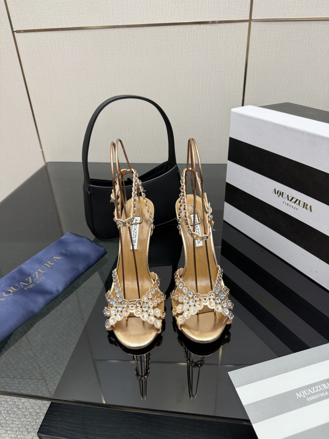 NO:616124,.Aquazzura2025 new sandals classic version upgraded model purchasing quality!  !  !  Original development!  !  !  Swarovski rhinestone round-toe high-heeled sandals are like fairy shoes from a fairy tale. The Swarovski rhinestones are dazzling, like stars inlaid on them, each one exuding dreamy light. The round-toe design highlights elegance, and the high heels give a confident style. Wearing these, it feels like flowers are growing under your feet, and every step is fragrant, and you can enjoy the ultimate romance and luxury. 2273-1 _______________________ * Full package. * Original custom-made upper fabric *  Lining Sheepskin * Sole Italian genuine leather outsole * Heel height 10.5cm 7.5cm (7.5 heel height is customized, please note when placing an order!!) * Size: 35-43 (40 41 42 43 customized is not returnable), high-heeled sandals, sandals, high heels, sheepskin, Leather soles19860909.Aquazzura2025新款凉鞋 经典版升级款 代购品质！！！ 原版开发！！！ 施华洛奇水钻圆头高跟凉鞋,宛如从童话中走来的仙履.施华洛奇水钻璀璨耀眼,如同繁星点点镶嵌其上,每一颗都散发着梦幻的光芒.圆头设计凸显优雅,高跟赋予自信风采.穿上它,仿佛脚下生花,步步生香,尽享极致的浪漫与奢.2273-1 _____________________________ * 全套包装. * 鞋面原版定制面料 * 衬里 羊皮 * 鞋底 意大利真皮大底 * 跟高 10.5cm 7.5cm(7.5跟高定做,下单需备注！！） * 码数: 35－43（40 41 42 43定做不退换）,高跟鞋凉鞋,sandals,high heels,sheepskin,Leather soles,Women's Shoes
