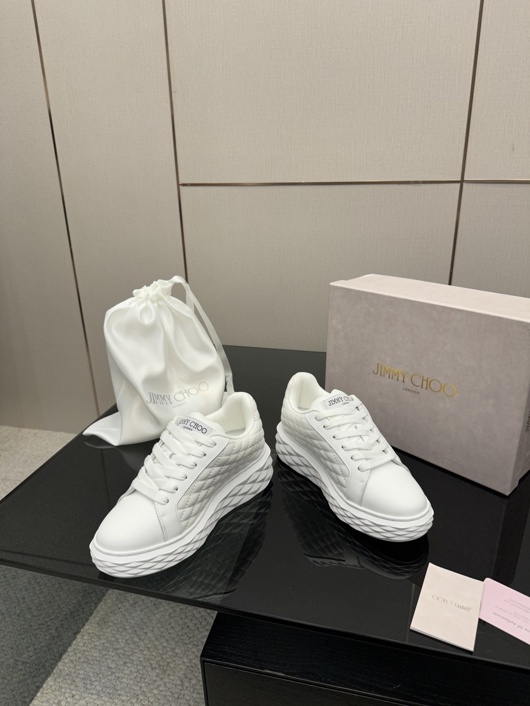 NO:613624,JMMY CHOO, exclusive first release, original molded outsole, casual shoes, good-looking casual shoes, linking reality and the future, breaking through the limitations of time, interpreting the cool futuristic minimalist style with a new attitude, reinventing the diversified self, presenting a sense of mechanical mystery. The new style is paired with electric embroidery on the upper, which looks more perfect. Size 35-40, casual shoes/sports shoes, sneakers19860909JMMY CHOO 、独家首发,原版开模大底,休闲鞋,搭配休闲好看, 链接现实与未来 突破时间的局限 以全新之姿诠释冷冽未来感极简风格 重塑多元化自我 呈现机械神秘感 新款式搭配鞋面电绣,看起来更加完美结合 码数35-40,休闲鞋/运动鞋,sneakers,Women's Shoes