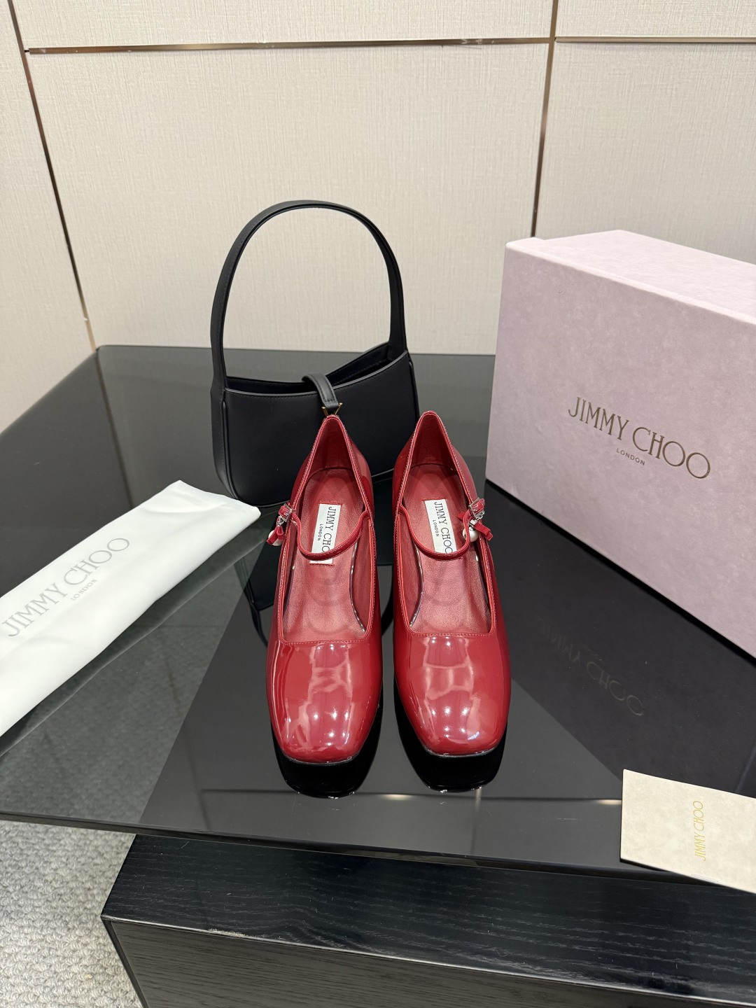 NO:613604,Jimmy Choo | Jimmy Choo's classic pearl block heels Mary Jane shoes JC's timeless classics Simple design Full of girly style Modern and retro taste The overall version has no fancy matching design It can be the finishing touch for a very simple dress or jeans The upper is made of imported calf patent leather, the lining is imported mixed sheepskin, and the Italian imported cowhide outsole  Size 35-39 (customized 34/40/41), high heels, jimmy choo, chanel, mary jane, high heels, skirts, jeans, cowhide, sheepskin19860909Jimmy Choo｜周仰杰经典珍珠粗跟 玛丽珍单鞋 JC家永恒经典之作 简约设计 满满的少女风 既摩登又复古的味道 整体版型没有什么花里胡哨的搭配设计 非常的简连衣裙还是牛仔裤  它都能成为点睛之笔 鞋面采用进口小牛漆皮 内里进口混种羊皮 意大利进口牛皮大底 码数35-39（34/40/41定制）,高跟鞋单鞋,jimmy choo,chanel,mary jane,high heels,skirts,jeans,cowhide,sheepskin,Women's Shoes