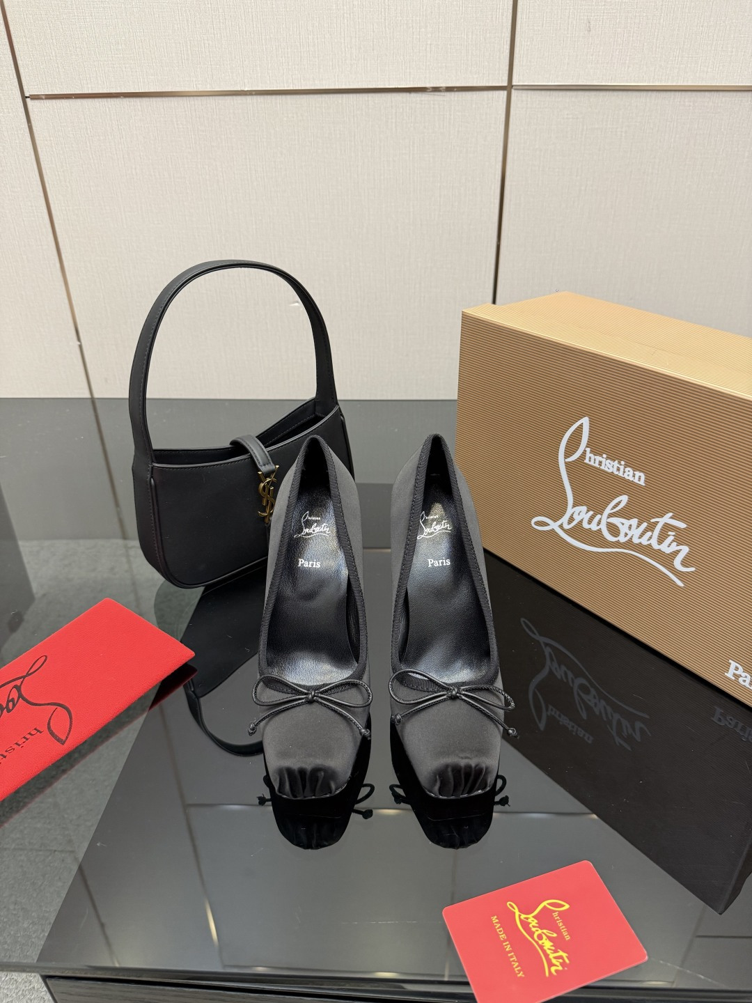 NO:616017,Christian Loubottin 25 new square-toe ballet high-heeled shoes with high-end strappy high-heeled shoes. 25 latest red-soled shoes. No matter where you put them, they are ordinary, but once you put them on, they are amazing!  CL's red-soled shoes have fascinated many people. They are silently sexy and the sparkling rhinestones make them look like fairies. Who can resist a pair of romantic and atmospheric high heels!  Imported silk upper, sheepskin foot pads, genuine leather outsole, heel height 10.5cm, size 35~39 (40.41.42 custom made, non-returnable, non-exchangeable), high heels, christian louboutin, bottega veneta, high heels, sheepskin, real silk, Leather soles19860909Christian Loubottin 25新款方头芭蕾高跟鞋 自带高级感绑带高跟鞋 25最新款红底鞋 放在哪里平平无奇,一上脚绝了！CL的红底鞋让很多人痴迷,无言的性感,亮闪闪的水钻妥妥的仙女本仙,谁能拒绝一双浪漫又有氛围感的高跟鞋！ 鞋面进口真丝 垫脚羊皮 大底真皮大底 跟高10.5cm 码数35~39（40.41.42定做不退不换）,高跟鞋单鞋,christian louboutin,bottega veneta,high heels,sheepskin,real silk,Leather soles,Women's Shoes