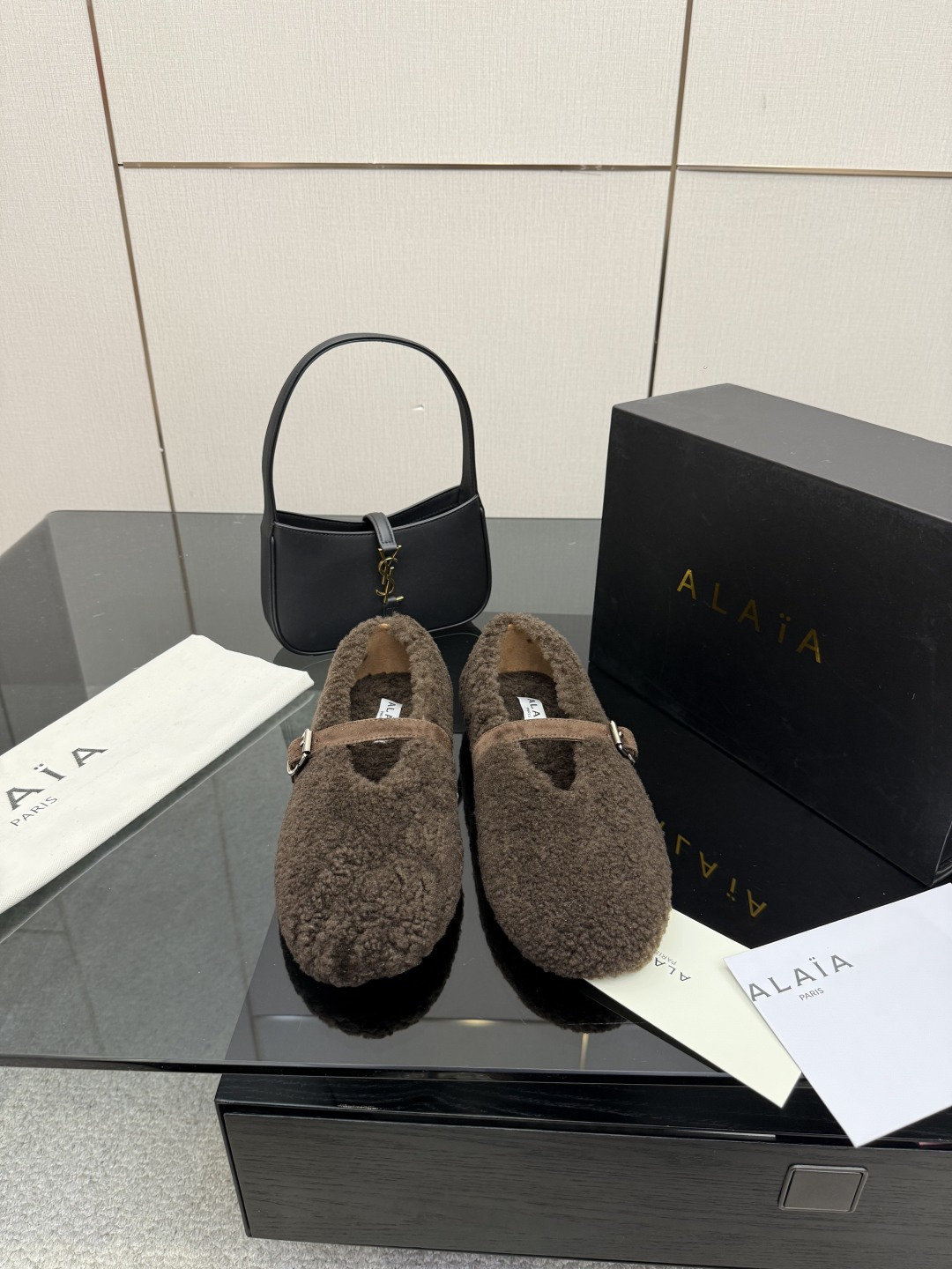 NO:628485,Top quality alaia fw25 new arrival~ alaia 25 autumn and winter new lamb wool Mary Jane, soft and comfortable, the most important thing is so beautiful, a must-have item size 35-41, furry shoes, alaia, mary jane19860909顶级品质 alaia fw25 new arrival～ 啊来雅25秋冬 羔羊毛玛丽珍新品 柔软舒适,关键还这么好看 必入单品哦 size 35-41,毛毛鞋,alaia,mary jane,Women's Shoes
