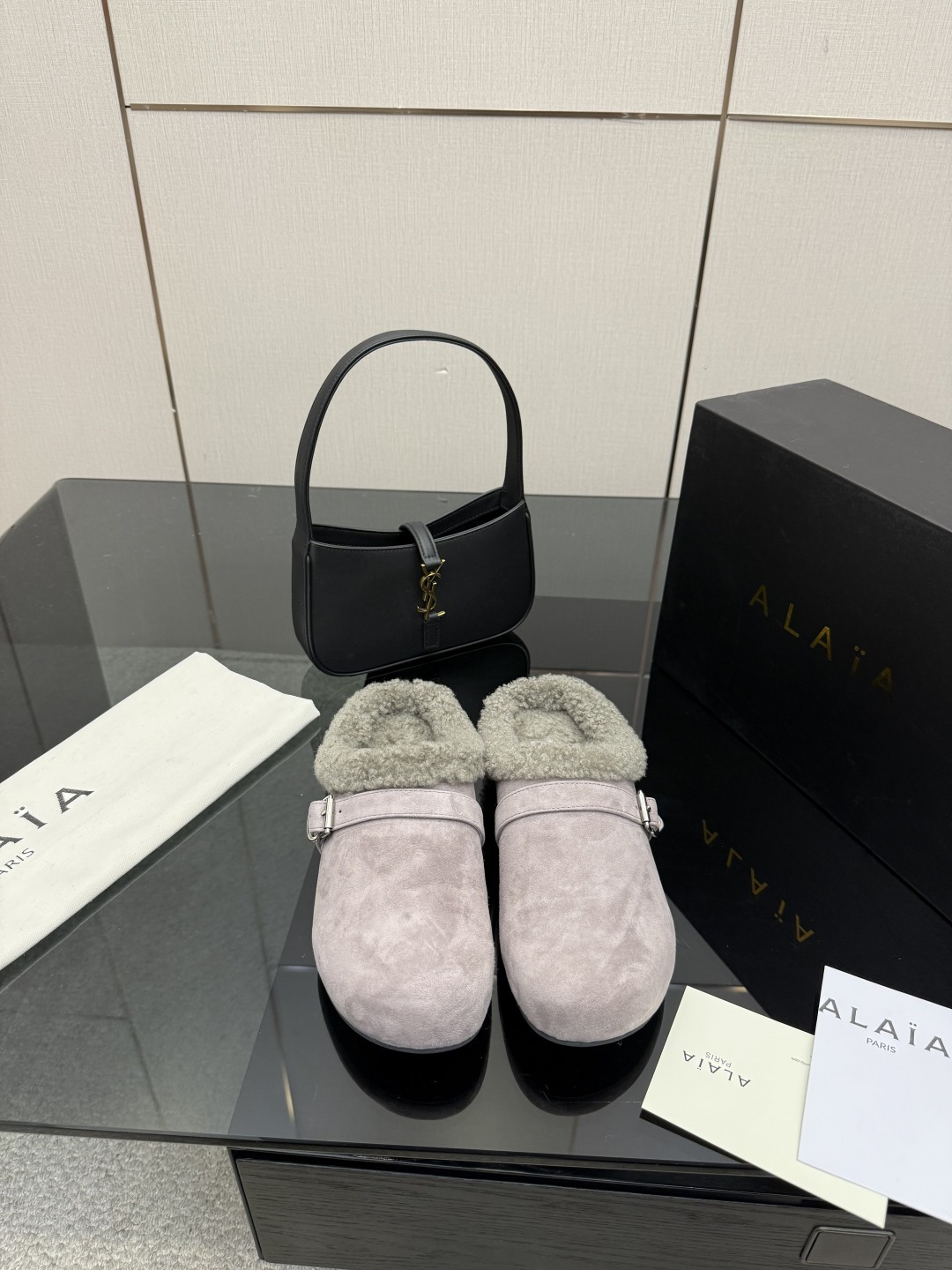 NO:628477,Top quality alaia fw25 new arrival～Alaia 25 autumn and winter new lamb wool half slippers. Soft and comfortable, and the most important thing is that they look good. A must-have item. size 35-41, half slippers, alaia19860909顶级品质 alaia fw25 new arrival～ 啊来雅25秋冬 羔羊毛半拖新品 柔软舒适,关键还这么好看 必入单品哦 size 35-41,半拖毛毛鞋,alaia,Women's Shoes