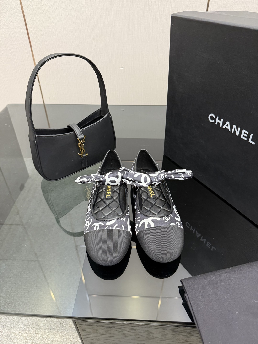 NO:628461,CHANE*｜Xiao Xiang 26C Double C Bow Ribbon Color Blocked Flat Mary Jane Shoes A pair of shoes unlocks N possibilities of French elegance. This pair of Mary Janes interprets retro style with color block. The bow ribbon dances lightly on the instep. The Double C print hides the mystery. The flat design allows romance without tiptoeing. Step on it and feel like walking on the streets of Paris. Pair it with a knitted skirt to look gentle and ladylike. Pair it with jeans to look relaxed and casual. Seamless switching between commuting and dating.  The silky satin-like luster and delicate texture convey a gentle texture under the light and shadow. It has both the innocence and innocence of Mary Jane shoes and the unique high-end style of Chanel. It makes every step a casual fashion statement and freezes the elegant moment in spring. The fabric is made of original customized lambskin and the lining is sheepskin. The leather outsole imported from Italy size 35-39 (customized 40/41), single shoes, chanel, mary  jane,skirts,jeans,sheepskin,leather soles19860909CHANE*｜小香26C双C蝴蝶结丝带 拼色平底玛丽珍鞋 一双鞋解锁法式优雅的N种可能 这双玛丽珍以拼色演绎复古风情 蝴蝶结丝带轻舞脚背 双C印花暗藏玄机 平底设计让浪漫无需踮脚. 踩上它,仿佛漫步巴黎街头 配针织裙是温柔淑女 搭牛仔裤显松弛随性 通勤约会无缝切换. 丝缎般的光泽与细腻肌理 在光影下流转温柔质感 既有玛丽珍鞋的娇憨天真 又有Chanel独有的高级格调 让每一次落脚都成为不经意的时髦宣言 定格春日里的优雅瞬间. 面料采用原版定制小羊皮 内里踮脚均为羊皮 意大利进口真皮大底 size35-39（40/41定制）,单鞋,chanel,mary jane,skirts,jeans,sheepskin,Leather soles,Women's Shoes