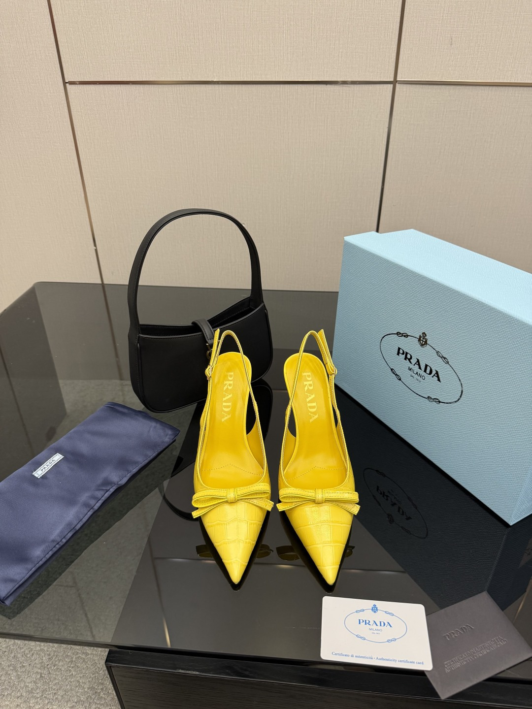 NO:628428,PRADA/Prada classic spring and summer sandals series. The simple design is probably the most popular thing about it. It is not the kind that is found in the street. It has its own brand personality. The fabric is calf embossed. The lining is mixed sheepskin. Italian imported cowhide outsole Size35-39 (40/41 customized), high-heeled sandals, prada, prada, sandals, high heels, cowhide, sheepskin19860909PRADA/普拉达 经典春夏 凉鞋单鞋系列 简单的设计大概就是它最让人喜欢的点 不是烂大街的那种 很有自己的品牌个性 面料采用小牛压纹 内里垫脚混种羊皮 意大利进口牛皮大底 Size35-39（40/41定制）,高跟鞋凉鞋,prada,prada,sandals,high heels,cowhide,sheepskin,Women's Shoes