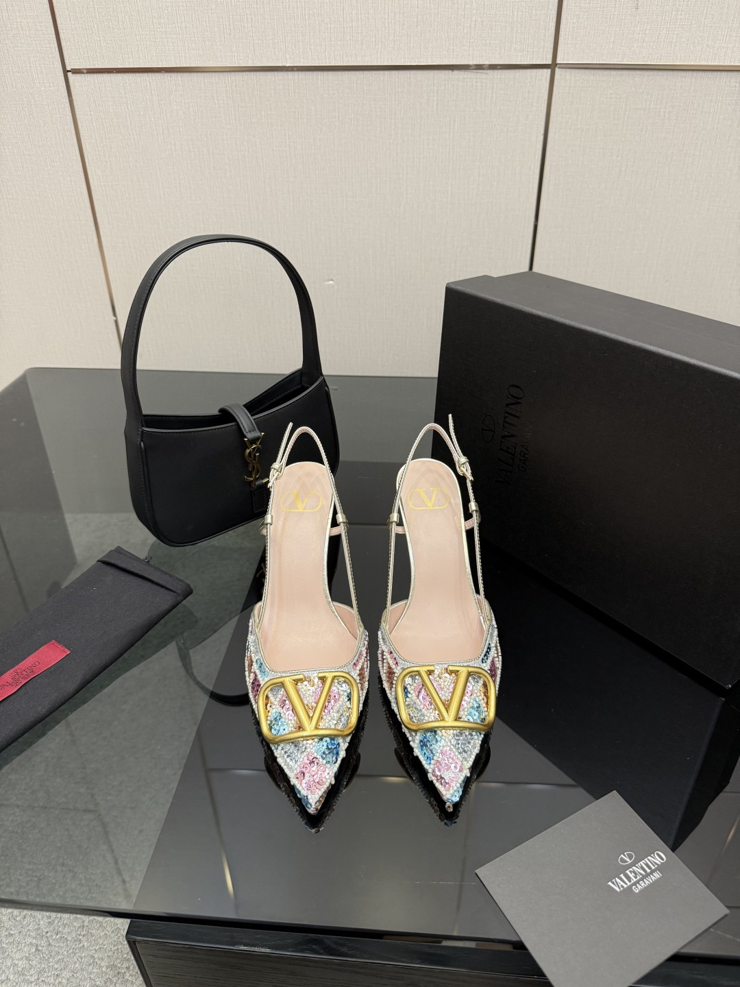 NO:628436,Valentino sandal high heels, beautiful texture, very easy to match, can be worn in any season. This series of Valentino interprets a new fashion charm. It continues the ultra-high heel design and is favored by well-known overseas bloggers. Millions of fan bloggers love it and sell well at home and abroad. It is out of stock in China. The top version comes in candy color, every color is beautiful. Sequined pearls on the upper. Imported sheepskin on the lining. Genuine leather outsole. Heel height 8.5cm. Packaging complete with original packaging.  Sizes 35 to 42 (40.41.42 non-refundable and non-exchangeable), high heels and sandals, valentino, valentino, sandals, high heels, sheepskin, Leather soles19860909Valentino 凉鞋高跟 绝美的质感 非常好搭配,任何季节可穿 华伦天奴此系列演绎全新时尚魅力 延续超高跟设计,深得海外知名博主青睐 千万粉丝博主倾情演绎,畅销海内外 国内已经断货,顶级版本 糖果色配色,每个颜色都是绝美 鞋面亮片珍珠 内里进口羊皮 鞋底真皮大底 跟高8.5cm 包装全套原版包装 码数35一42码（40.41.42不退不换）,高跟鞋凉鞋,valentino,valentino,sandals,high heels,sheepskin,Leather soles,Women's Shoes