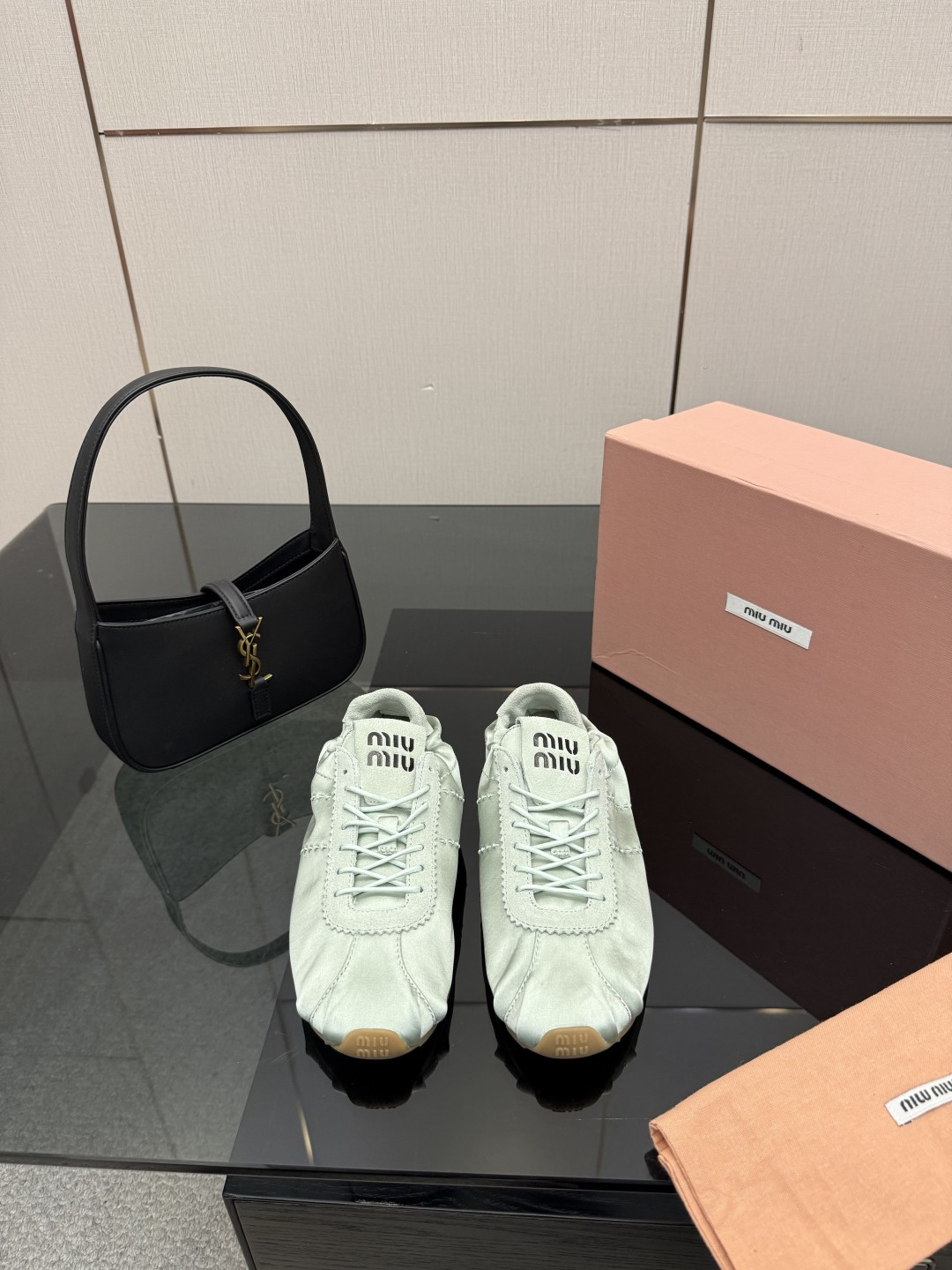 NO:628499,MIU MIU25 spring and summer Tire series catwalk moral training casual shoes, five colors, Zhang Yuanying and other celebrities ordering will try on and order, hot, super comfortable, close your eyes and buy them, you will not regret it, the combination can be salty or sweet (ZP custom-made genuine mid-sole) Customized imported fabric for the upper, ZP molded rubber outsole for the sole, size 35-39 (40 can be customized and non-returnable) (full set of packaging), casual shoes/sports shoes, miumiu, sneakers19860909MIU MIU25春夏Tyre系列走秀德训休闲鞋·五色·张元英等各路明星订货会试穿订购火爆超级舒服闭眼入都是不会后悔·搭配还是可咸可甜（ZP订制真正对版中大底） 鞋面定制进口布料 鞋底ZP开模橡胶大底 码数35-39 (40可定做不退换)（全套包装）,休闲鞋/运动鞋,miumiu,sneakers,Women's Shoes