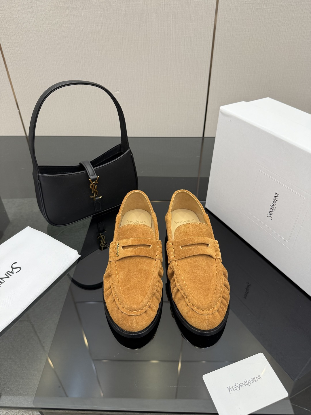 NO:628491,New layout toe-style loafers Saint Lauren*YSL Saint Laurent 25ss new product YSL small logo loafers The iconic small logo is the soul of this pair of shoes. It is presented on the shoe body in a low-key and delicate manner. Different from the big and flamboyant logo, it is quiet but eye-catching. It outlines YSL's unique fashion DNA with simple lines and inadvertently reveals the brand's profound heritage. The classic almond-shaped design of the toe cleverly modifies the foot shape.  Visually elongate the foot line and highlight elegance and delicacy. Whether it is paired with simple wide-leg pants or a playful short skirt, it can be easily controlled to show the charm of different styles and become the finishing touch of the look. The fabric is made of original customized leather and the inner foot pads are all sheepskin. The genuine leather outsole imported from Italy size34-43 (customized at 34.40.41.42.43), loafers, saint laurent, saint laurent, saint  laurent,loafers,skirts,sheepskin,leather soles19860909新版面踩脚式乐福鞋 Saint Lauren*YSL圣罗兰25ss新品 YSL小logo乐福鞋单鞋 标志性的小logo是这双鞋的灵魂所在 以低调而精致的姿态呈现于鞋身之上. 不同于张扬的大标识 它安静却醒目 用简洁线条勾勒出YSL独有的时尚DNA 在不经意间透露出品牌的深厚底蕴 鞋头的经典杏仁形设计 巧妙修饰脚型 在视觉上拉长足部线条 彰显优雅与秀气 . 无论是搭配简约阔腿裤 还是俏皮小短裙 都能轻松驾驭 展现不同风格魅力 成为造型中的点睛之笔. 面料采用原版定制皮料 内里垫脚均为羊皮 意大利进口真皮大底 size34-43（34.40.41.42.43定制）,乐福鞋,saint laurent,saint laurent,saint laurent,loafers,skirts,sheepskin,Leather soles,Women's Shoes