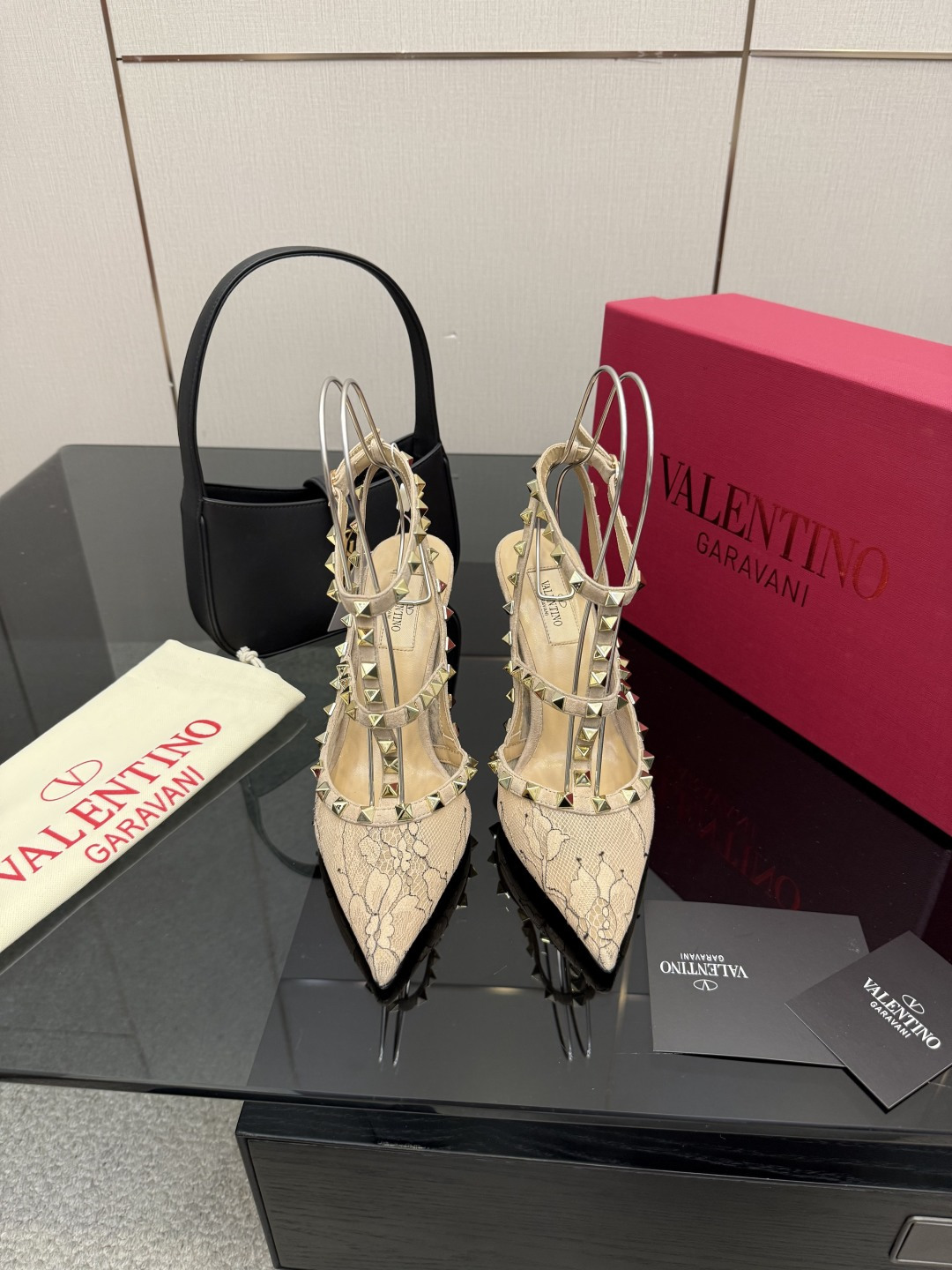 NO:628468,Valentino sandal high heels, beautiful texture, very easy to match, can be worn in any season. This series of Valentino interprets a new fashion charm. It continues the ultra-high heel design and is favored by well-known overseas bloggers. Millions of fans and bloggers love it, and it sells well at home and abroad. It is out of stock in China. The top version comes in candy color, every color is beautiful. Lace upper, imported sheepskin lining, genuine leather outsole, heel height 8.5cm, complete original packaging.  Size 35 to 40 (40 is non-refundable and non-exchangeable), high heels and sandals, valentino, valentino, sandals, high heels, sheepskin, Leather soles19860909Valentino 凉鞋高跟 绝美的质感 非常好搭配,任何季节可穿 华伦天奴此系列演绎全新时尚魅力 延续超高跟设计,深得海外知名博主青睐 千万粉丝博主倾情演绎,畅销海内外 国内已经断货,顶级版本 糖果色配色,每个颜色都是绝美 鞋面蕾丝 内里进口羊皮 鞋底真皮大底 跟高8.5cm 包装全套原版包装 码数35一40码（40不退不换）,高跟鞋凉鞋,valentino,valentino,sandals,high heels,sheepskin,Leather soles,Women's Shoes