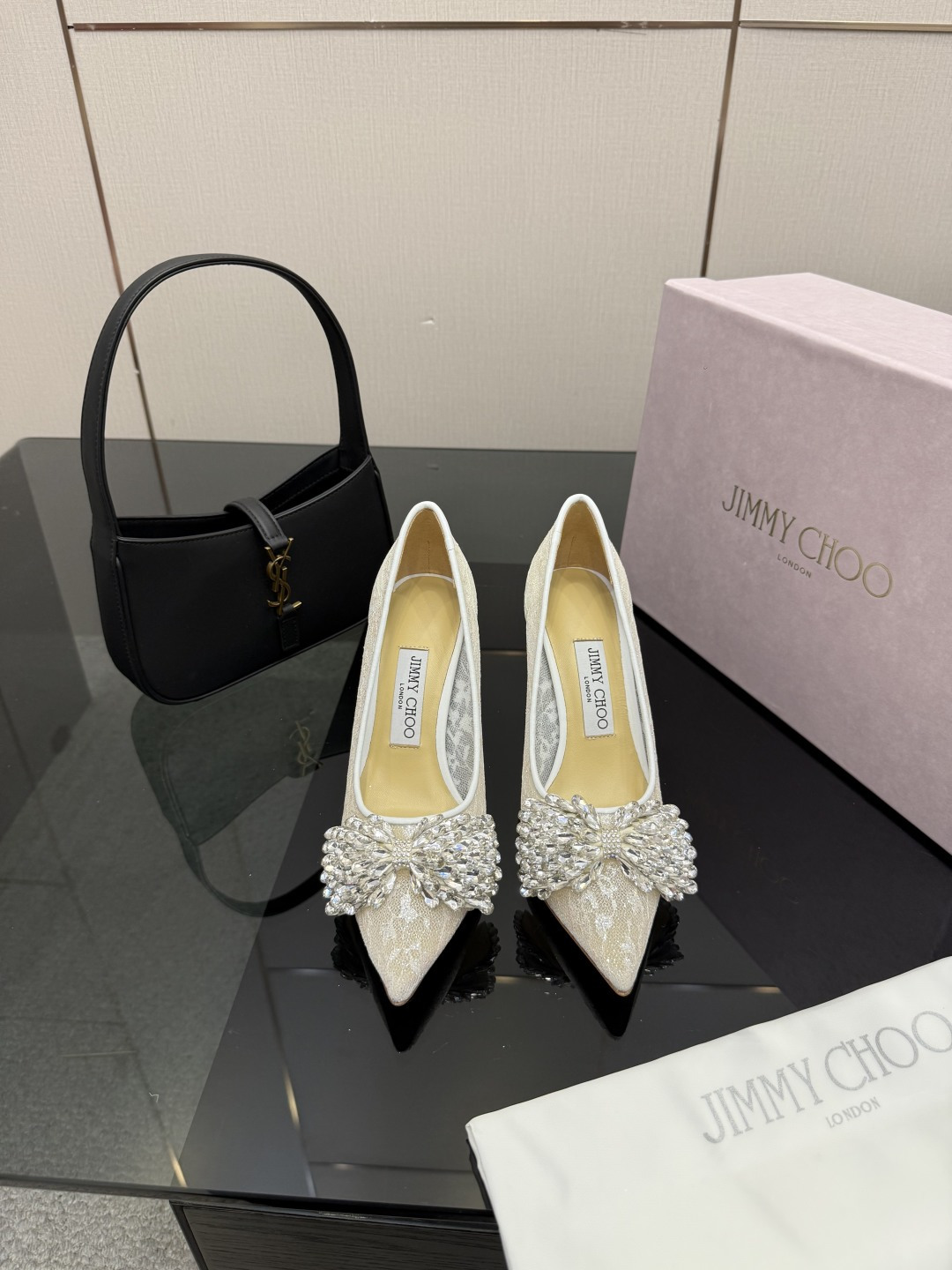 NO:628459,Jimmy Choo｜Jc25WF new lace and rhinestone bow pointed-toe high-heeled shoes. Inheriting JC red carpet genes and exquisite Italian craftsmanship, these high-heeled shoes use elegant design and sparkling details to sublimate shoes into a symbol of charm and confidence. Every inch of the texture hides the original intention of creating dreams for women. Every step taken becomes a highlight moment of style statement. As the first choice sneaker for celebrities on the red carpet and important occasions, this shoe continues the brand's iconic aesthetics and exquisitely blends sexy tailoring and gorgeous texture.  It is both a pointe accessory and more like a mobile jewelry, which innates elegance and aura. The delicate translucent lace is selected to outline the outline of the shoe body. The hazy texture is soft and feminine, making it look high-end and classy. The toe bow is studded with hand-set rhinestones. Each one is carefully selected. The cut surface is transparent and bright. The light flows like a star river falling on the toe. The fine light interweaves and sparkles between steps, with a rustling and smart rhythm.  The texture of satin complements rhinestones and lace, adding a touch of smart sweetness without being ostentatious. The design ingenuity is demonstrated in the details, making elegance and aura innate. The fabric is made of original customized lace. The inner toes are all sheepskin. Italian imported genuine leather outsole size35-39 (customized 34/40/41/42), single shoes, jimmy choo, high heels, sheepskin, silk fabric, Leather soles19860909Jimmy Choo｜Jc25WF新品蕾丝水钻 蝴蝶结尖头高跟鞋 承袭JC红毯基因与意大利精湛匠艺 这款高跟鞋以奢雅设计与闪耀细节 将鞋履升华为魅力与自信的象征 每一寸肌理都藏着为女性造梦的初心 踏出的每一步皆成高光时刻的风格宣言 作为名流红毯与重要场合的首选战鞋 这款鞋延续品牌标志性美学 将性感剪裁与华丽质感精妙融合 既是足尖配饰 更似移动珠宝 让优雅与气场与生俱来. 甄选细腻透光蕾丝勾勒鞋身轮廓 朦胧肌理透着柔媚 显得高级又性格 鞋头蝴蝶结满缀手工镶嵌水钻 每一颗皆经悉心甄选 切面通透莹亮 光线流转间似星河落于足尖 步履间细碎光芒交织闪烁 自带沙沙作响的灵动韵律 绸缎质感与水钻、蕾丝相映成趣 添一份灵动甜意却不张扬 于细节处彰显设计巧思 让优雅与气场与生俱来. 面料采用原版定制蕾丝 内里踮脚均为羊皮 意大利进口真皮大底 size35-39（34/40/41/42定制）,单鞋,jimmy choo,high heels,sheepskin,silk fabric,Leather soles,Women's Shoes