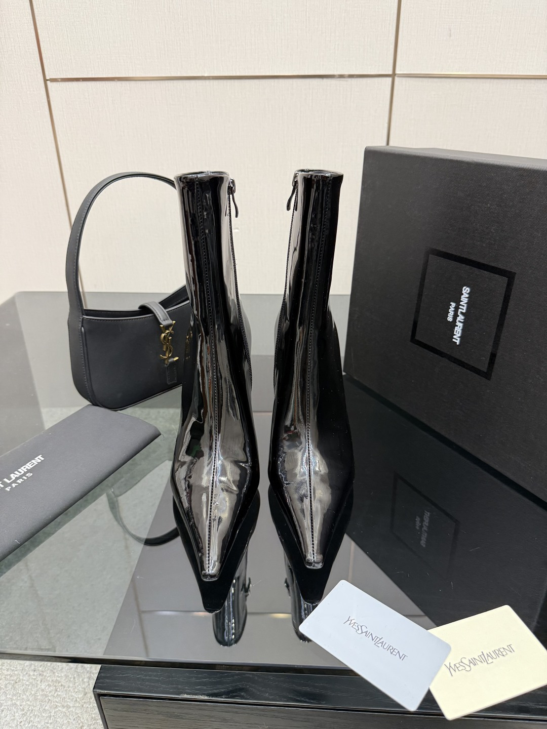 NO:629574,YSL Saint Laurent SS pointed-toe short boots, new high-heeled products, catwalk style short boots, new spring and summer series high-heeled sandals with square buckles!  Pointed-toe high-heeled slippers, how can we miss a pair of fairy shoes in the light summer? Paired with various small skirts, it doesn't matter the shape of the feet at all. The transparent sparkling diamonds show a phantom under the light. It is really too beautiful. The whiteness of the upper feet makes people look up!  The delicate crystal chain embellishes the delicate lines of the ankle, releasing infinite elegance. Explore more high-heeled shoes!  Fabric cowhide, patent leather, Yangjing Outsole Genuine leather outsole Size 35-42 (customized at 40.41.42) Heel height 8.5cm, boots, saint laurent, saint laurent, sandals, boots, high heels, slippers, skirts, cowhide, sheep, Leather soles19860909YSL 圣罗兰SS尖头短靴 高跟新品 走秀款短靴 全新春夏系列后带方扣高跟凉鞋 ！ 尖头高跟拖鞋淡淡的夏日里怎么少得了一双仙女鞋 各种小裙子搭配起来 完全不挑脚型哦 通透的闪钻在光线的照耀下呈现幻彩 真的美的过分 上脚显白的让人上头！细巧水晶链饰点亮脚踝纤雅线条 释放无限优雅魅力 探索更多臻选高跟鞋！ 面料牛皮,漆皮,羊京 大底真皮大底 码数35-42（40.41.42定制） 跟高8.5cm,靴子,saint laurent,saint laurent,sandals,boots,high heels,slippers,skirts,cowhide,sheep,Leather soles,Women's Shoes