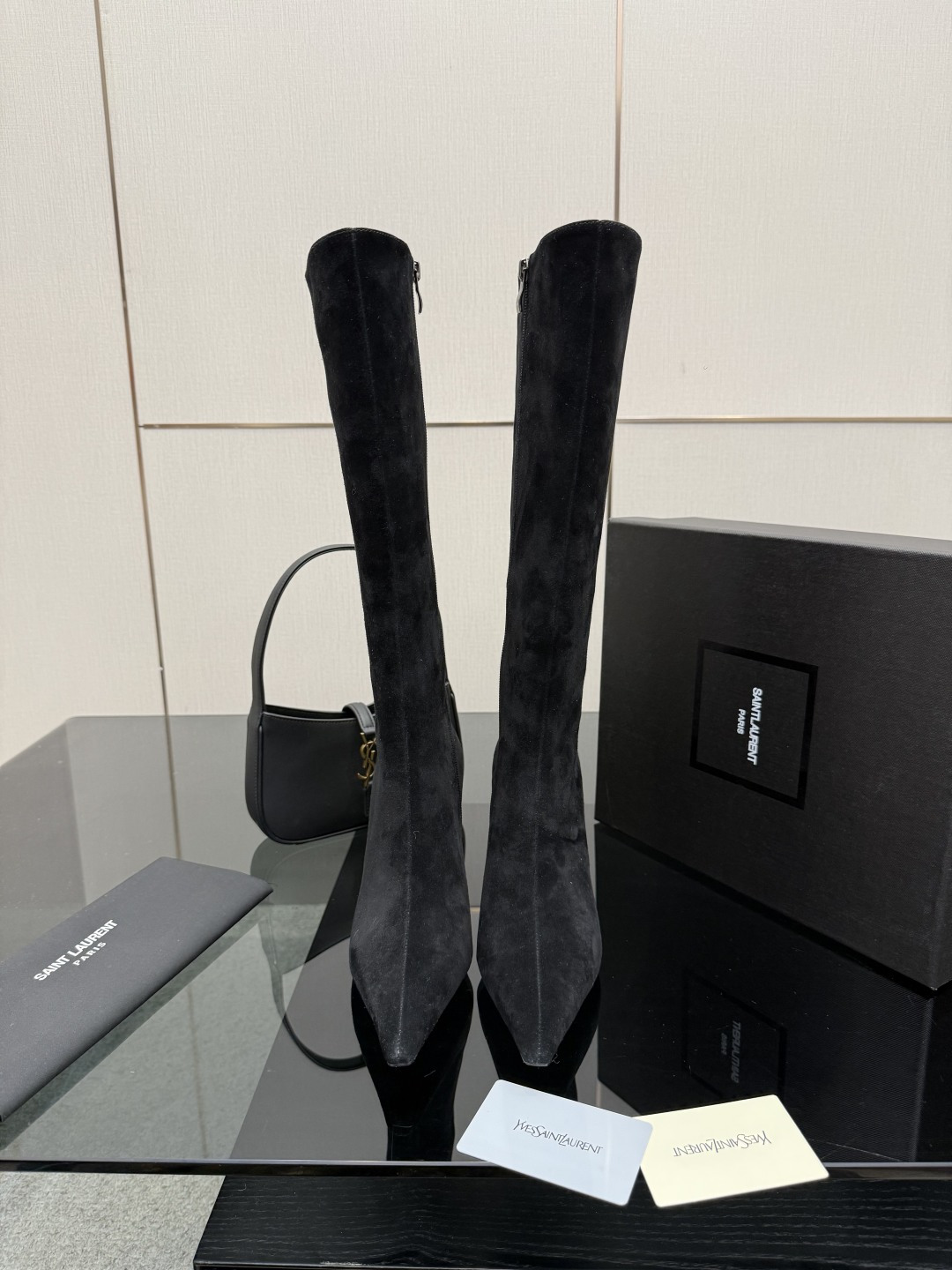 NO:629577,YSL Saint Laurent SS pointed-toe boots, new high-heeled products, catwalk short boots, new spring and summer series high-heeled sandals with square buckles!  Pointed-toe high-heeled slippers, how can we miss a pair of fairy shoes in the light summer? Paired with various small skirts, it doesn't matter the shape of the feet at all. The transparent sparkling diamonds show a phantom under the light. It is really too beautiful. The whiteness of the upper feet makes people look up!  The delicate crystal chain embellishes the delicate lines of the ankle, releasing infinite elegance. Explore more high-heeled shoes!  Fabric cowhide, patent leather, Yangjing Outsole Genuine leather outsole Size 35-42 (customized at 40.41.42) Heel height 8.5cm, boots, saint laurent, saint laurent, sandals, boots, high heels, slippers, skirts, cowhide, sheep, Leather soles19860909YSL 圣罗兰SS尖头长靴 高跟新品 走秀款短靴 全新春夏系列后带方扣高跟凉鞋 ！ 尖头高跟拖鞋淡淡的夏日里怎么少得了一双仙女鞋 各种小裙子搭配起来 完全不挑脚型哦 通透的闪钻在光线的照耀下呈现幻彩 真的美的过分 上脚显白的让人上头！细巧水晶链饰点亮脚踝纤雅线条 释放无限优雅魅力 探索更多臻选高跟鞋！ 面料牛皮,漆皮,羊京 大底真皮大底 码数35-42（40.41.42定制） 跟高8.5cm,靴子,saint laurent,saint laurent,sandals,boots,high heels,slippers,skirts,cowhide,sheep,Leather soles,Women's Shoes