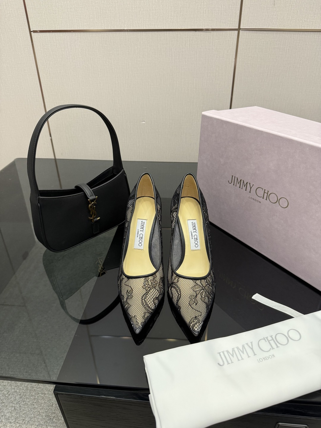 NO:629566,Jimmy Choo’s classic lace pointed-toe high heels are super cool!  Breathtakingly beautiful!  Lace gives people a very mysterious feeling, and it is hazy to see clearly. Whether it is a dress or a skirt, when worn on a woman, she looks looming sexy, very dreamy and romantic, playful and cute, full of temperament, yet fashionable and modern, showing a trace of elegance and charm!  JC's shoes satisfy all girls' fantasies about high heels. They have a girly look and can also look like a goddess!  The upper is made of original customized lace, the inner lining is made of grained pearlescent sheepskin, the original Italian genuine leather outsole, heel height, flat bottom/6.5cm/8.5cm, size 35-39 (customized 34/40/41), high-heeled shoes, jimmy choo, high heels, skirts, sheepskin, Leather soles19860909Jimmy Choo经典蕾丝尖头高跟鞋 超级仙的一款啊！美得让人窒息！ 蕾丝给人以一种很神秘的感觉 朦胧看不清 不管是衣服还是裙子 穿在女人身上 若隐若现的小性感 很梦幻很浪漫 俏皮可爱 气质十足 又不失时尚现代感 透出丝丝优雅魅力！ JC的鞋满足了女生对高跟鞋的所有幻想 既有少女感 也可以穿出女神范！ 鞋面采用原版定制蕾丝 内里垫脚粒面珠光羊皮里 原版意大利真皮大底 跟高 平底/6.5cm/8.5cm 码数 35-39（34/ 40/41定制）,高跟鞋单鞋,jimmy choo,high heels,skirts,sheepskin,Leather soles,Women's Shoes