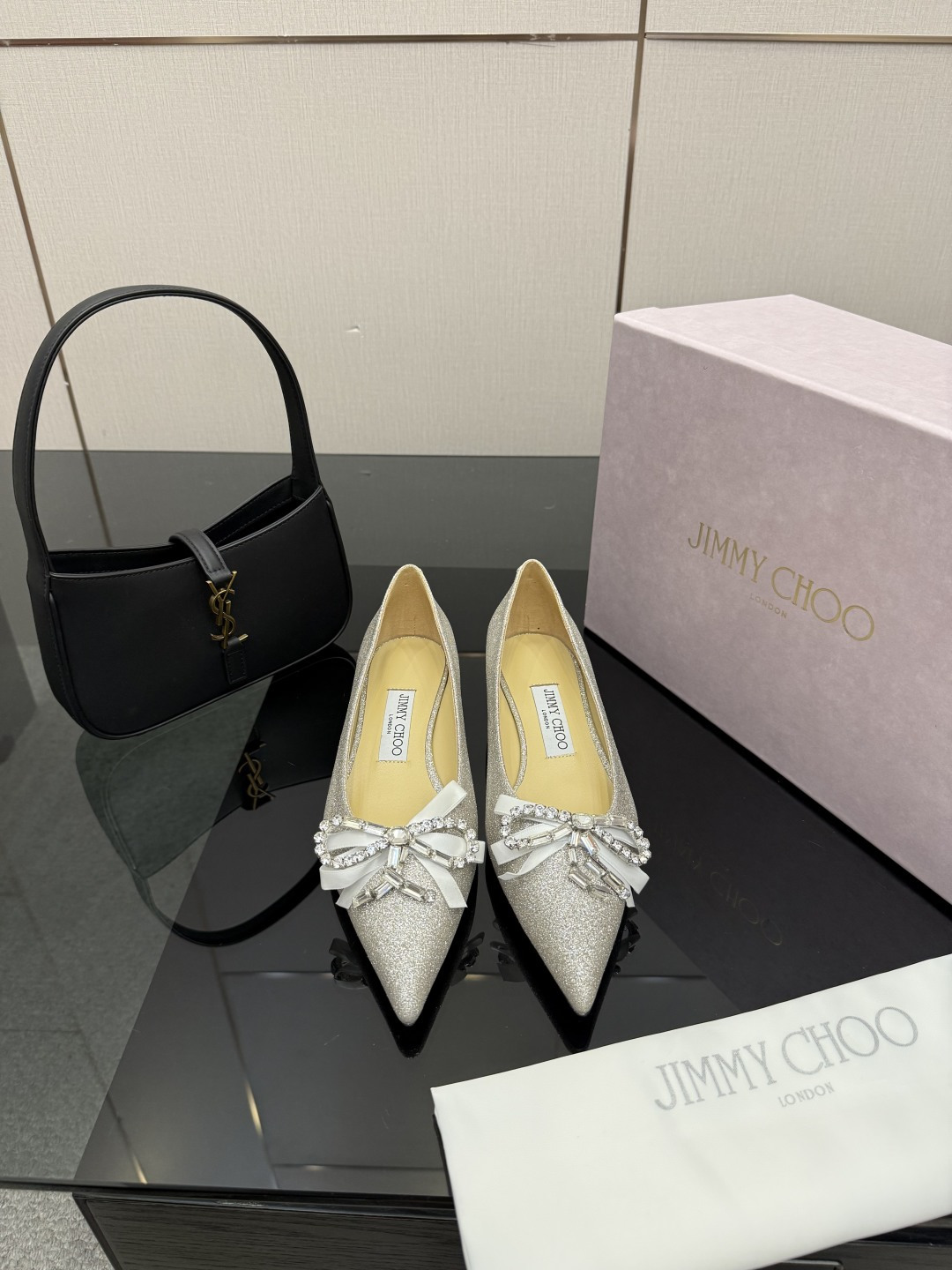 NO:629570,Jimmy Choo26WF early spring new product pointed toe rhinestone bow thick heel shoes, when retro elegance and modern sparkle collide. The toe is decorated with hand-inlaid Czech rhinestone bows. The crystal diamonds are firmly adhered through high-temperature hot pressing process. The light and shadow flow reflect the bright luster like a star. Every gesture is full of blingbling eye-catching highlights. Smart butterflies seem to inject romantic vitality into the shoes.  The calm block heel design combines stability and elegance. Whether paired with a French satin long skirt to create a gentle evening style, or paired with neat suit pants to create a strong heroine in the workplace, or paired with casual denim to release casual charm, it can be seamlessly integrated into multiple dressing scenarios. With its luxurious texture and smart design, this pair of shoes makes every step the focus, hiding the retro charm accumulated by time, and also highlighting the current modern attitude, interpreting the rich charm and ultimate sophistication of women.  The fabric is made of original customized leather, and the lining is made of sheepskin. Italian imported genuine leather outsole size35-39 (customized on 34/4/41), high-heeled shoes, jimmy choo, high heels, skirts, business suit, sheepskin, Leather soles19860909Jimmy Choo26WF早春新品尖头 水钻蝴蝶结粗跟单鞋 当复古优雅与摩登闪耀撞个满怀 鞋头缀以手工镶嵌的捷克水钻蝴蝶饰结 颗颗晶钻经高温热压工艺牢牢贴合 在光影流转间折射出星河般的璀璨光泽 举手投足间皆是blingbling的吸睛亮点 灵动蝴蝶仿佛为鞋履注入浪漫生机 沉稳粗跟设计兼顾稳当脚感与优雅增高 无论是搭配法式缎面长裙演绎温柔晚宴风 还是衔接利落西装裤打造职场大女主气场 亦或是适配休闲牛仔释放随性魅力, 都能无缝融入多元穿搭场景. 这双鞋以奢华质感与灵动设计 让每一次迈步都成为焦点 藏起时光沉淀的复古韵味 亦彰显当下的摩登态度 诠释属于女性的丰蕴魅力与极致精致. 面料采用原版定制皮料 内里踮脚均为羊皮 意大利进口真皮大底 size35-39（34/4/41定制）,高跟鞋单鞋,jimmy choo,high heels,skirts,business suit,sheepskin,Leather soles,Women's Shoes