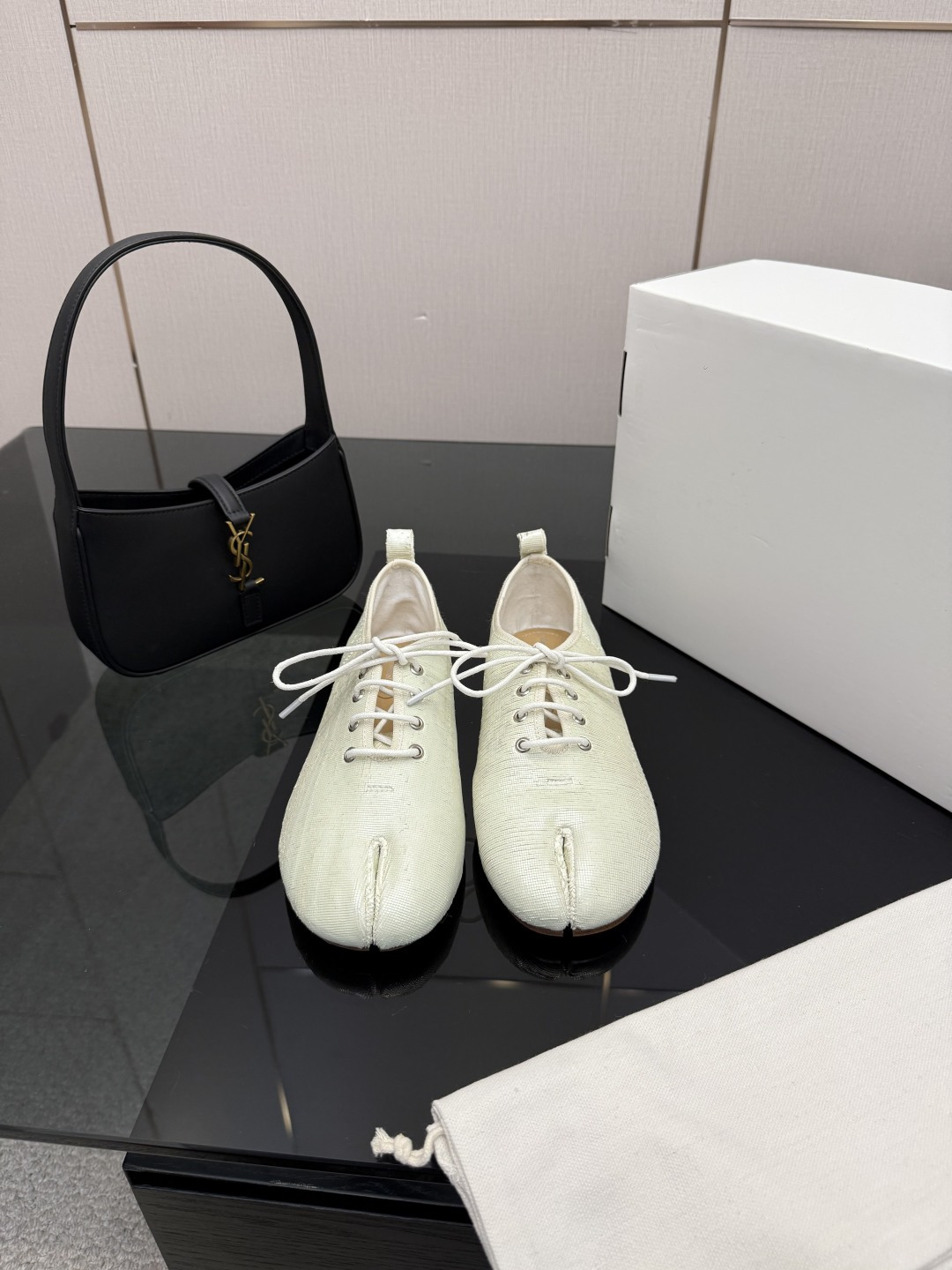 NO:629562,High version Maison Margiel* 2026ss early spring catwalk new model MM6 Margiela new split-toe small leather shoes casual shoes new versatile retro give you a different feeling Upper imported cowhide, sheepskin lining imported sheepskin outsole Italian imported genuine leather outsole Size 35-39 (40.41 customized non-returnable), split-toe shoes, masion margiela, masion margiela, cowhide, sheepskin, Leather soles19860909高版本   Maison Margiel* 2026ss早春走秀新款MM6马吉拉新品分趾小皮鞋休闲鞋新品百搭复古给你不一样的感觉 鞋面进口牛皮,羊皮 内里进口羊皮 大底意大利进口真皮大底 码数35-39（40.41定制不退换）,分趾鞋,masion margiela,masion margiela,cowhide,sheepskin,Leather soles,Women's Shoes