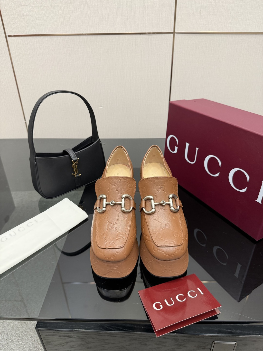 NO:629557,GUCCI new waterproof platform high heels sandals walking shoes show Gucci Hentian high sandals with built-in water platform and empty back. The fashionable brand LOGO is attached, and it is highly recognizable. Various brands are competing for brands, and they will launch the super series of high heels first. GUCCI is not out of date. Guccl Paris fashion show model. This series interprets the new fashion charm and continues the ultra-high heel design. It is favored by well-known overseas bloggers. Thousands of fans and bloggers love to interpret it. It sells well at home and abroad and is out of stock. The top version has candy color color.  Upper shoes: / cowhide / stone pattern cowhide Lining: imported sheep leather Sole shoes: original leather outsole High heels 9cm waterproof platform: 4cm Size: 35 36 37 38 39 40 41 (40 41 order) Packing: GUCCI full set of original packaging, loafers, high heels, gucci, gucci, loafers, sandals, high heels, cowhide, Leather soles19860909GUCCI 新防水台高跟 凉鞋 走鞋款秀 古驰 恨天高内置水台后空凉鞋  时尚的品牌LOGO持加,具有超辨高识度各品大争牌恐先推后出超系跟高列GUCCI不也落伍 Guccl巴黎时装秀场款 此系列演绎全新时尚魅力延续超高跟设计,深得海外知名博主青睐千万粉丝博主倾情演绎,畅销海内外国内已经断货,顶级版本糖果色配色 面鞋:/牛皮/石头纹牛皮 里内:进口皮羊 底鞋:原版真皮大底 高跟9cm水防台:4cm 码数:35 36 37 38 39 40 41 (40 41 订) 包装:GUCCI全套原包版装,乐福鞋高跟鞋,gucci,gucci,loafers,sandals,high heels,cowhide,Leather soles,Women's Shoes