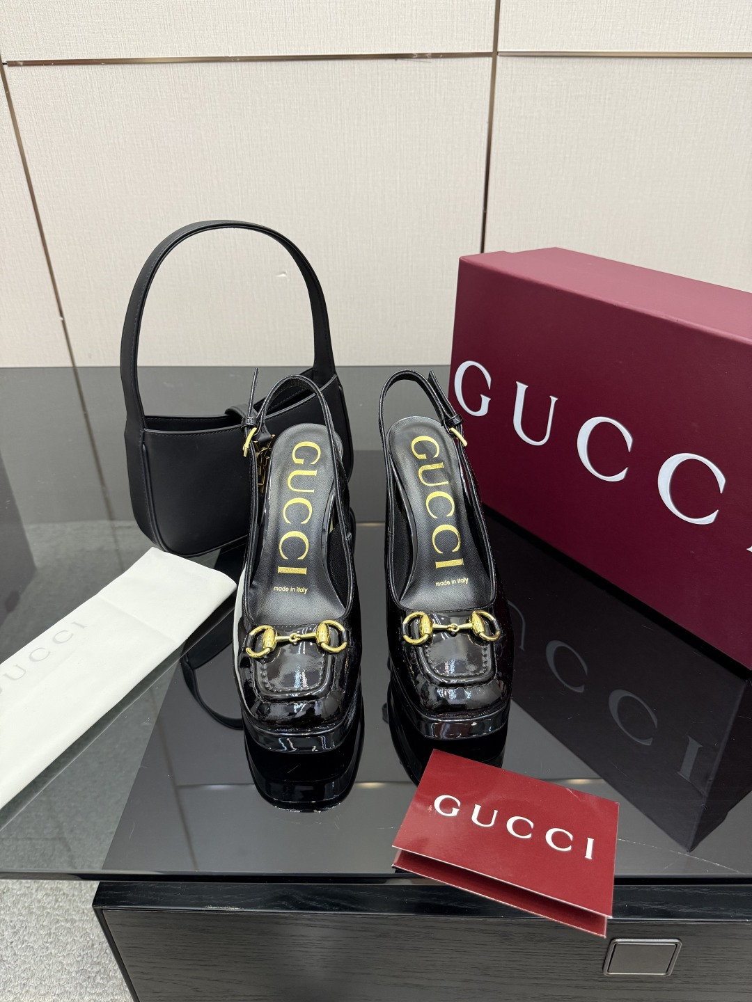 NO:629551,GUCCI new waterproof platform high heels sandals walking shoes show Gucci Hentian high sandals with built-in water platform and empty back. The fashionable brand LOGO is attached, and it is highly recognizable. Various brands are competing for brands, and they will launch the super series of high heels first. GUCCI is not out of date. Guccl Paris fashion show model. This series interprets the new fashion charm and continues the ultra-high heel design. It is favored by well-known overseas bloggers. Thousands of fans and bloggers love to interpret it. It sells well at home and abroad and is out of stock. The top version has candy color color.  Upper shoes: patent leather Lining: imported leather soles Bottom shoes: original genuine leather outsole High heels: 11cm Waterproof Platform: 2cm Size: 35 36 37 38 39 40 41 (40 41 order) Packing: GUCCI full set of original packaging, high heels and sandals, gucci, gucci, sandals, high heels, Leather soles19860909GUCCI 新防水台高跟 凉鞋 走鞋款秀 古驰 恨天高内置水台后空凉鞋  时尚的品牌LOGO持加,具有超辨高识度各品大争牌恐先推后出超系跟高列GUCCI不也落伍 Guccl巴黎时装秀场款 此系列演绎全新时尚魅力延续超高跟设计,深得海外知名博主青睐千万粉丝博主倾情演绎,畅销海内外国内已经断货,顶级版本糖果色配色 面鞋:漆皮 里内:进口皮羊 底鞋:原版真皮大底 高跟:11cm水防台:2cm 码数:35 36 37 38 39 40 41 (40 41 订) 包装:GUCCI全套原包版装,高跟鞋凉鞋,gucci,gucci,sandals,high heels,Leather soles,Women's Shoes