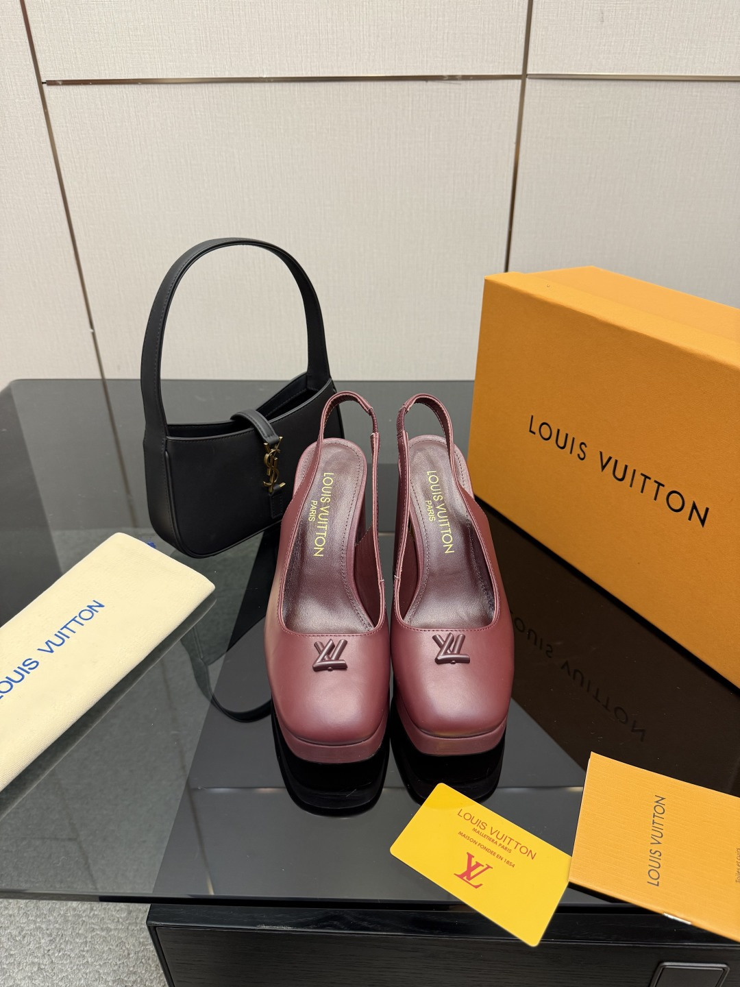 NO:629539,LOUIS VUITTON 2025 early spring new model, top version, original development, second-hand vintage vintage water platform shoes, the counter features the latest square-toe sandals/single shoes, new hard goods, purchasing agent level!  Full of high-end feel!  A popular model among bloggers at home and abroad, it is retro, fashionable and looks great on your feet!  The official website’s main recommendation★ Original LV cowhide upper, imported goatskin lining, original Italian genuine leather outsole, heel height 11cm, water platform 2cm, size 35-39 (40, 41 customization is not returnable), high heels and sandals, louis vuitton, louis vuitton, louis vuitton, sandals, high heels, cowhide, sheepskin, Leather soles19860909LOUIS VUITTON驴牌 2025早春新款 顶级版本 原版开发 中古Vintage后空水台鞋 专柜主打最新款 方头凉鞋/单鞋硬货上新 代购级别！高级感十足！国内外博主刷爆的一款,复古又时髦上脚美炸了！官网主推款★ 鞋面原版LV牛皮 内里进口山羊皮里 大底原版意大利真皮大底 跟高跟高11cm水台2cm 码数35-39（40、41定制不退换）,高跟鞋凉鞋,louis vuitton,louis vuitton,louis vuitton,sandals,high heels,cowhide,sheepskin,Leather soles,Women's Shoes